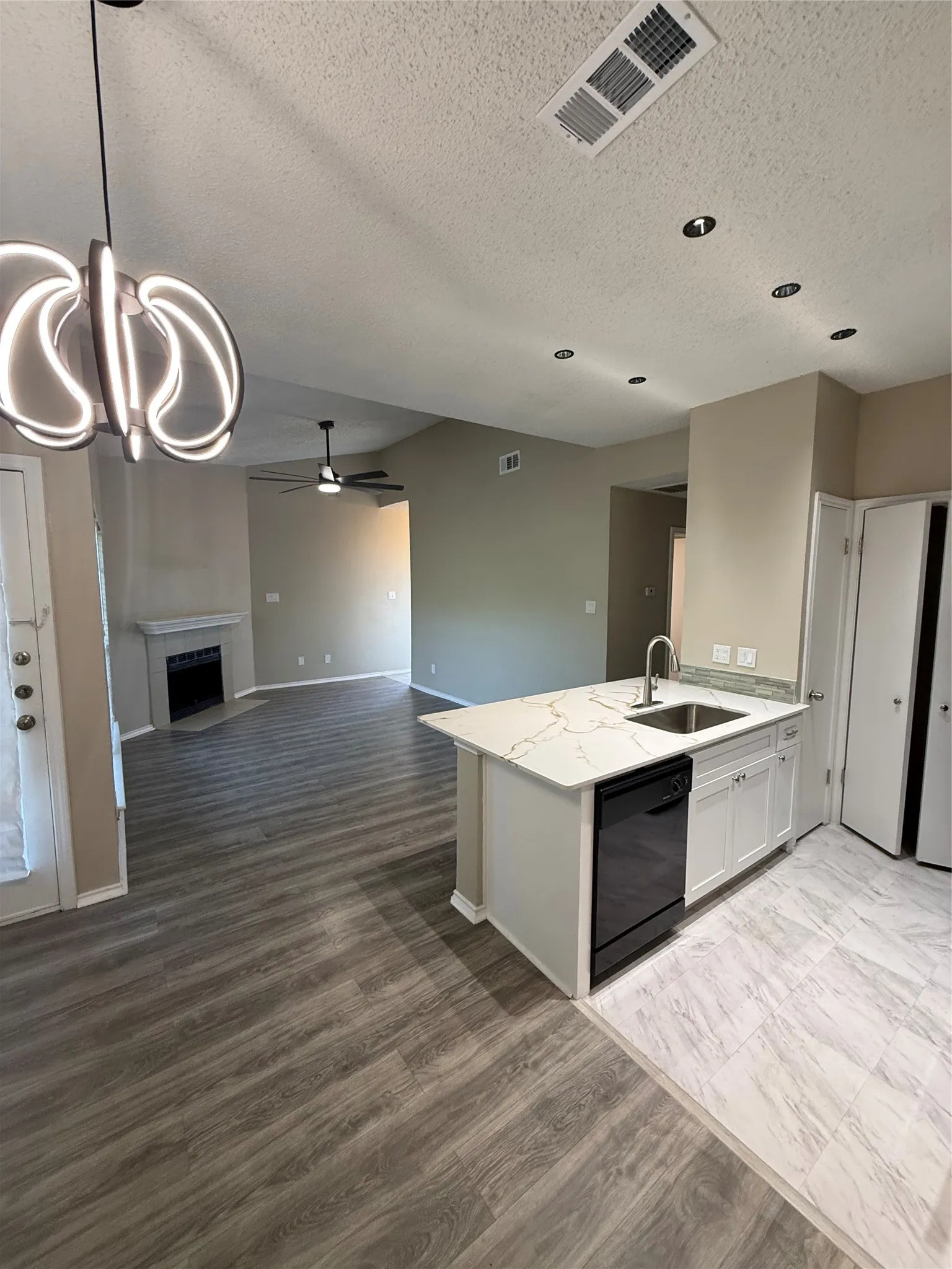 Condominium For Sale in Dallas County , 4103 Esters Road 208, Irving, Texas 75038, 2 Bedroom, 2 Bathroom, Garage spaces, 906 Sqft, built in 1984, mls#21329023, Real Estate Agent in Irving, Homes For Sale in Dallas county, Homes For Sale in Irving, Realtor in Irving Texas, Real Estate Brokerage Independent Realty Texas, Luminita Cordes Realtor