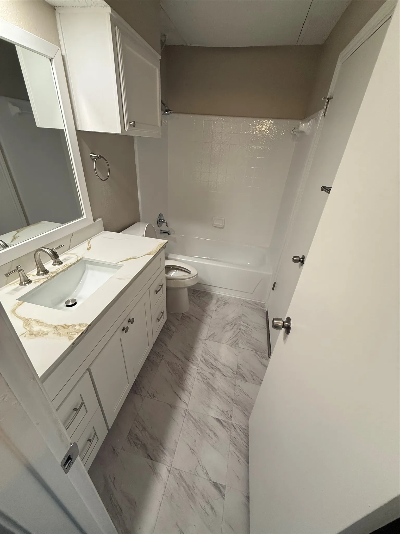 Condominium For Sale in Dallas County , 4103 Esters Road 208, Irving, Texas 75038, 2 Bedroom, 2 Bathroom, Garage spaces, 906 Sqft, built in 1984, mls#21329023, Real Estate Agent in Irving, Homes For Sale in Dallas county, Homes For Sale in Irving, Realtor in Irving Texas, Real Estate Brokerage Independent Realty Texas, Luminita Cordes Realtor