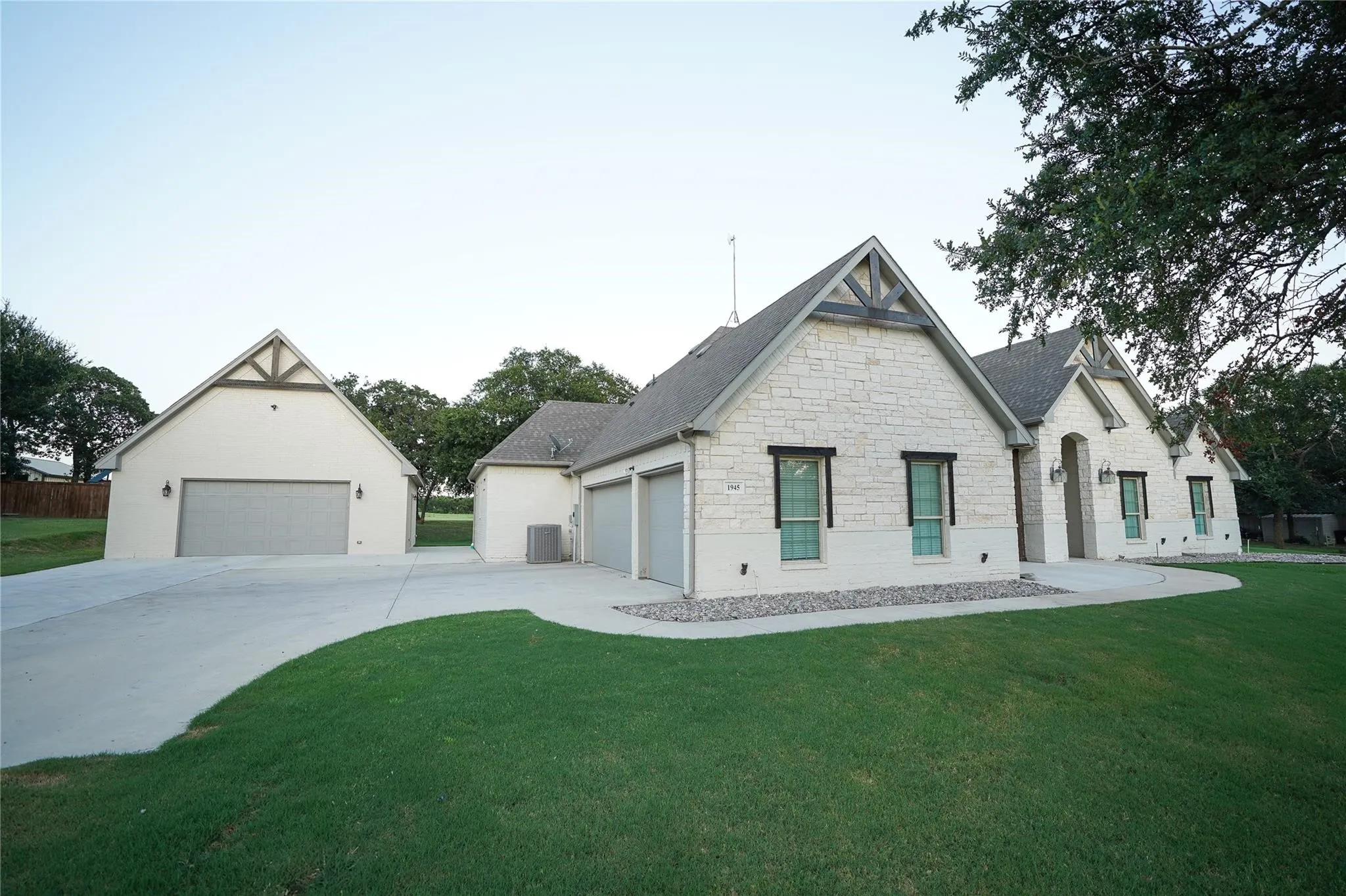 Single Family Residence For Sale in Wise County , 1945 County Road 1111, Decatur, Texas 76234, 3 Bedroom, 2 Bathroom, 4 Garage spaces, 2,593 Sqft, built in 2018, mls#21329269, Real Estate Agent in Decatur, Homes For Sale in Wise county, Homes For Sale in Decatur, Realtor in Decatur Texas, Real Estate Brokerage Independent Realty Texas, Luminita Cordes Realtor