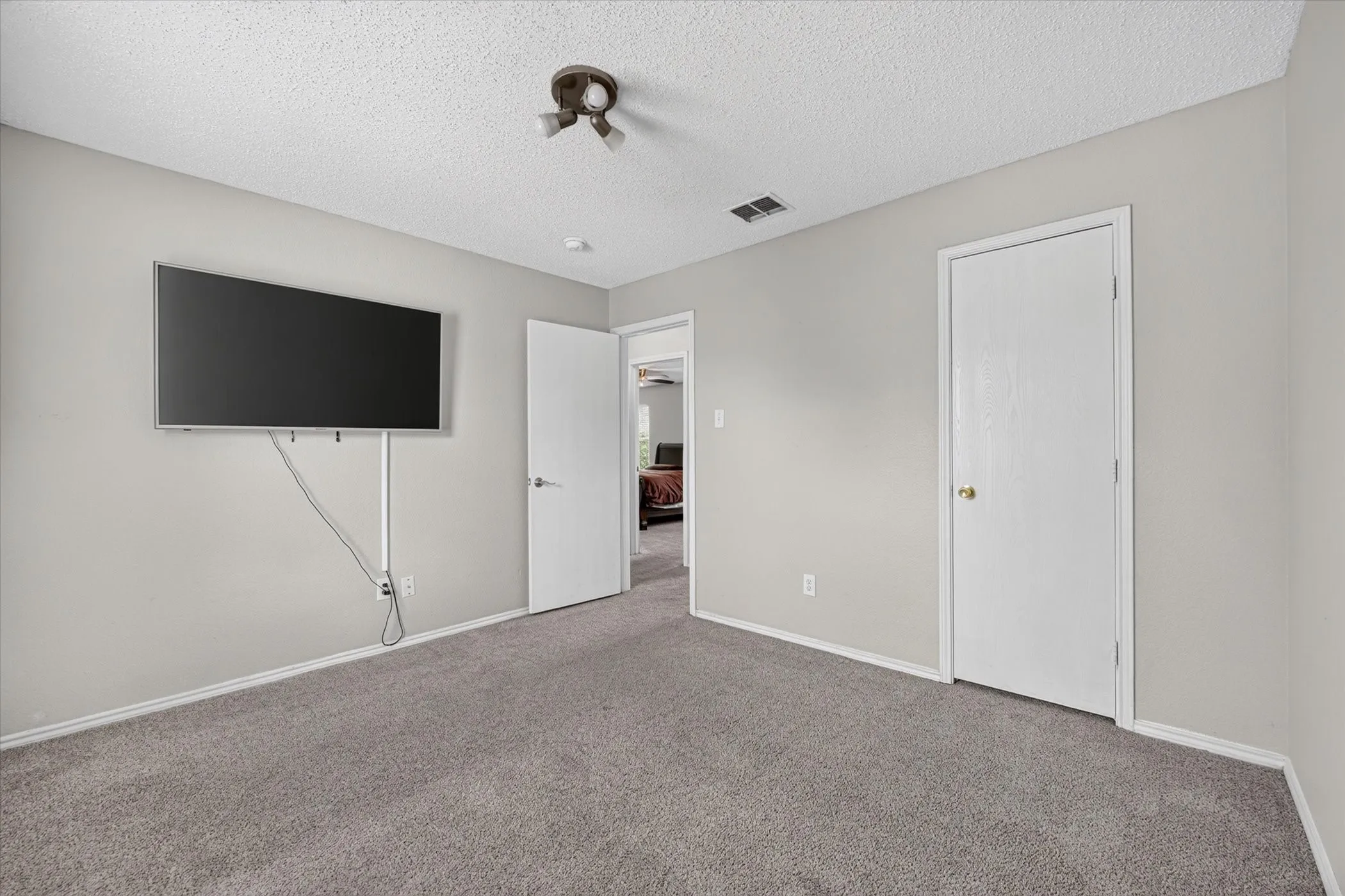 Single Family Residence For Sale in Tarrant County , 4617 Waterford, Fort Worth, Texas 76179, 3 Bedroom, 3 Bathroom, 2 Garage spaces, 2,176 Sqft, built in 2003, mls#21329271, Real Estate Agent in Fort Worth, Homes For Sale in Tarrant county, Homes For Sale in Fort Worth, Realtor in Fort Worth Texas, Real Estate Brokerage Independent Realty Texas, Luminita Cordes Realtor