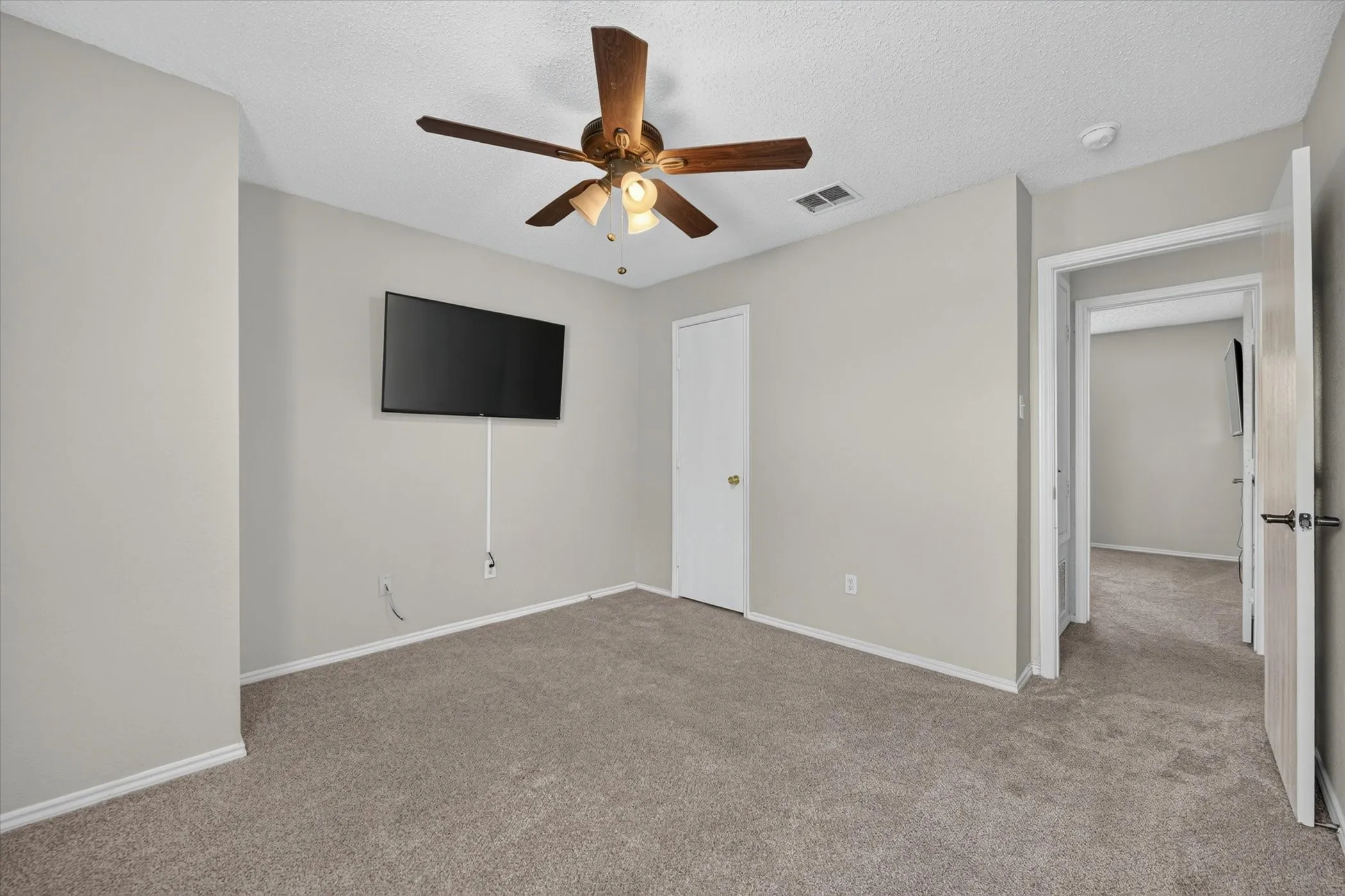 Single Family Residence For Sale in Tarrant County , 4617 Waterford, Fort Worth, Texas 76179, 3 Bedroom, 3 Bathroom, 2 Garage spaces, 2,176 Sqft, built in 2003, mls#21329271, Real Estate Agent in Fort Worth, Homes For Sale in Tarrant county, Homes For Sale in Fort Worth, Realtor in Fort Worth Texas, Real Estate Brokerage Independent Realty Texas, Luminita Cordes Realtor