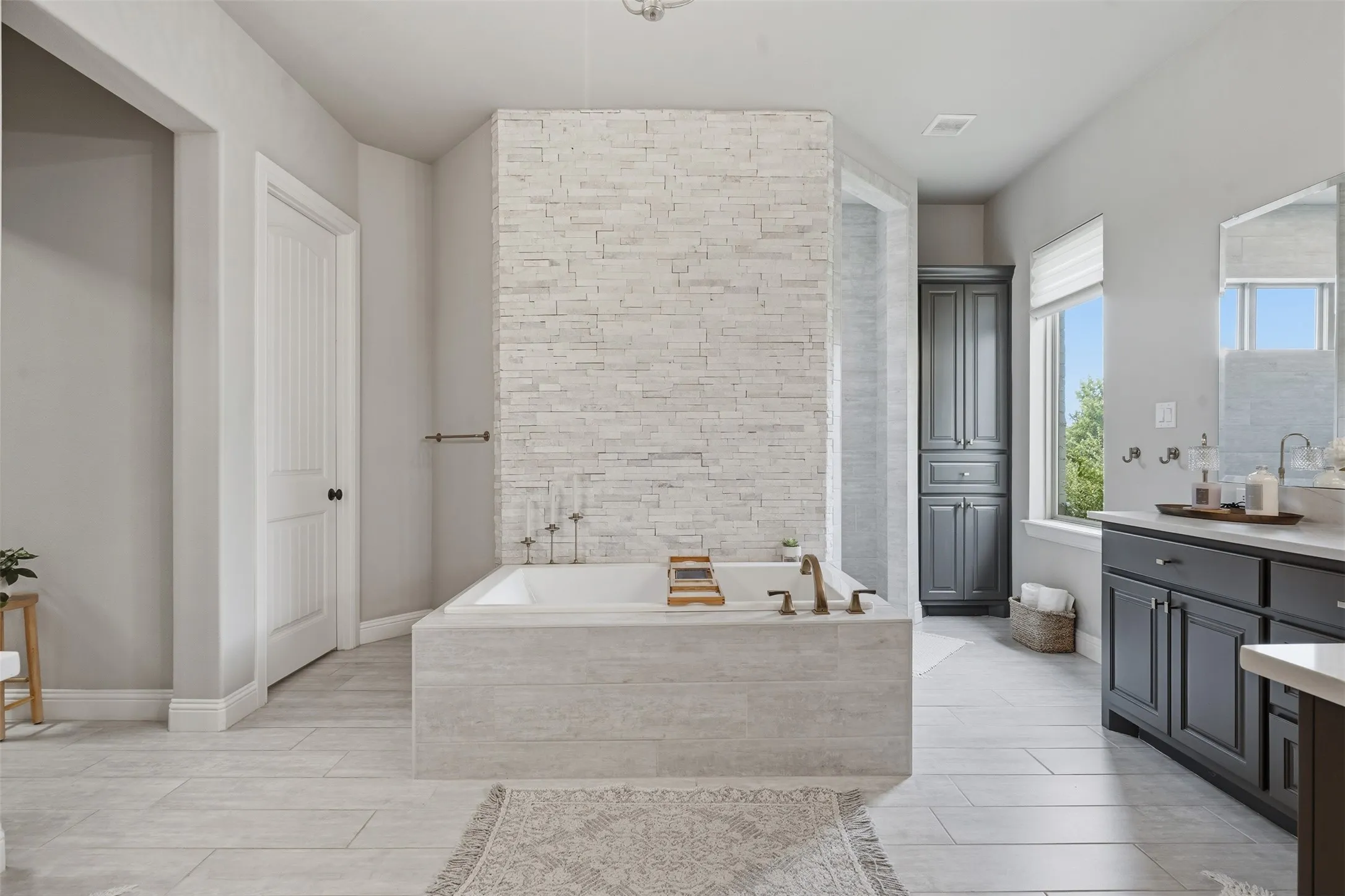 Single Family Residence For Sale in Parker County , 600 W Hill Drive, Aledo, Texas 76008, 5 Bedroom, 6 Bathroom, 3 Garage spaces, 5,190 Sqft, built in 2019, mls#21329294, Real Estate Agent in Aledo, Homes For Sale in Parker county, Homes For Sale in Aledo, Realtor in Aledo Texas, Real Estate Brokerage Independent Realty Texas, Luminita Cordes Realtor