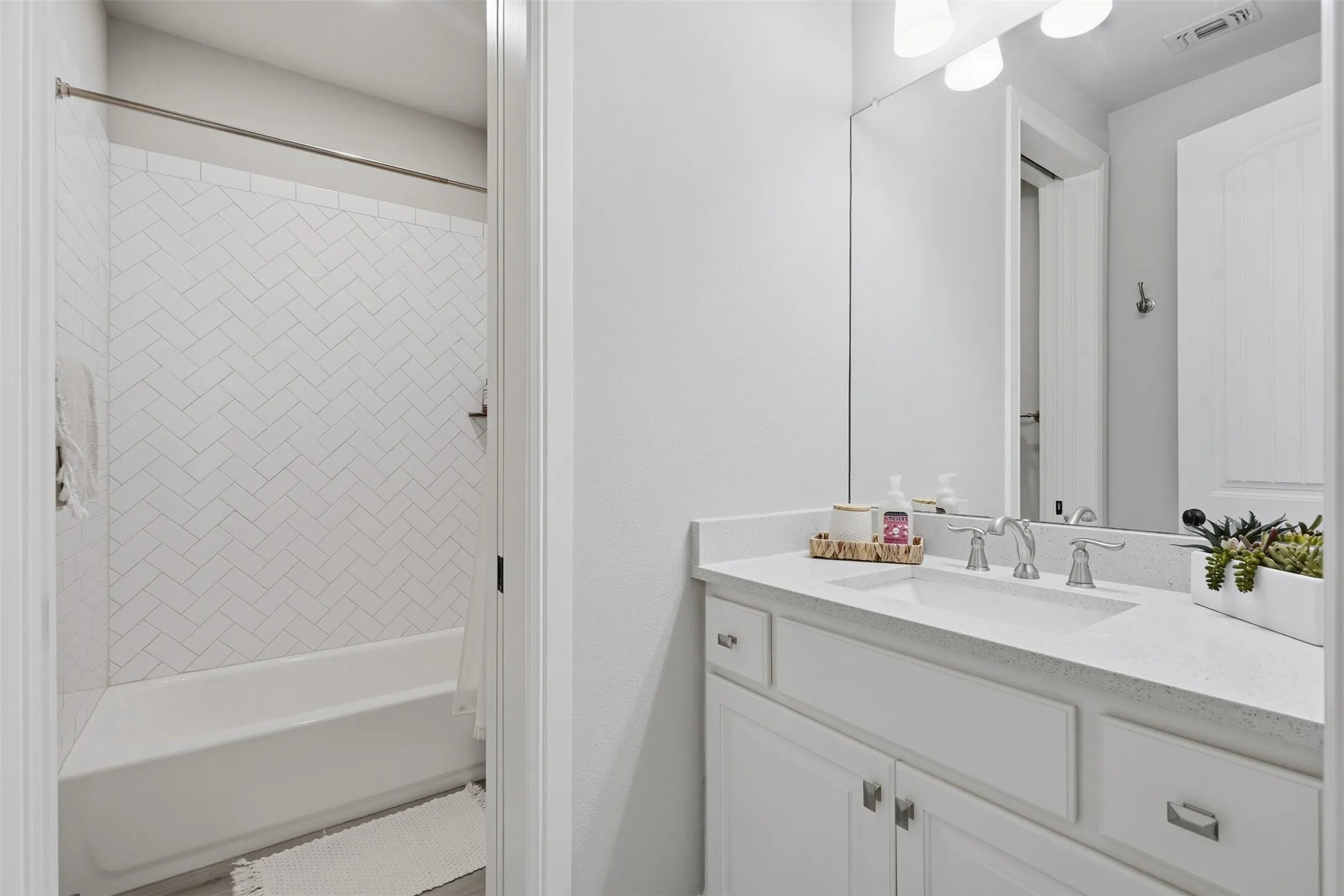 Single Family Residence For Sale in Parker County , 600 W Hill Drive, Aledo, Texas 76008, 5 Bedroom, 6 Bathroom, 3 Garage spaces, 5,190 Sqft, built in 2019, mls#21329294, Real Estate Agent in Aledo, Homes For Sale in Parker county, Homes For Sale in Aledo, Realtor in Aledo Texas, Real Estate Brokerage Independent Realty Texas, Luminita Cordes Realtor