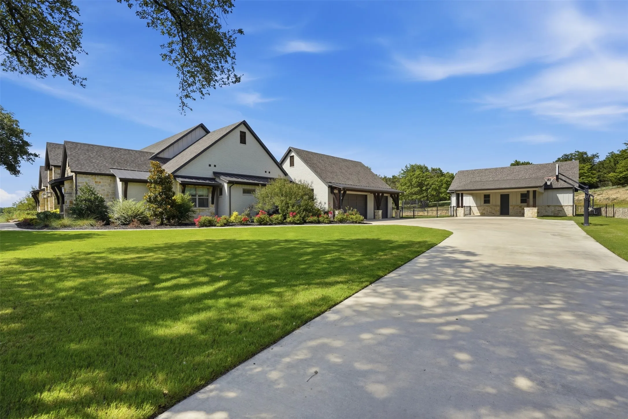 Single Family Residence For Sale in Parker County , 600 W Hill Drive, Aledo, Texas 76008, 5 Bedroom, 6 Bathroom, 3 Garage spaces, 5,190 Sqft, built in 2019, mls#21329294, Real Estate Agent in Aledo, Homes For Sale in Parker county, Homes For Sale in Aledo, Realtor in Aledo Texas, Real Estate Brokerage Independent Realty Texas, Luminita Cordes Realtor
