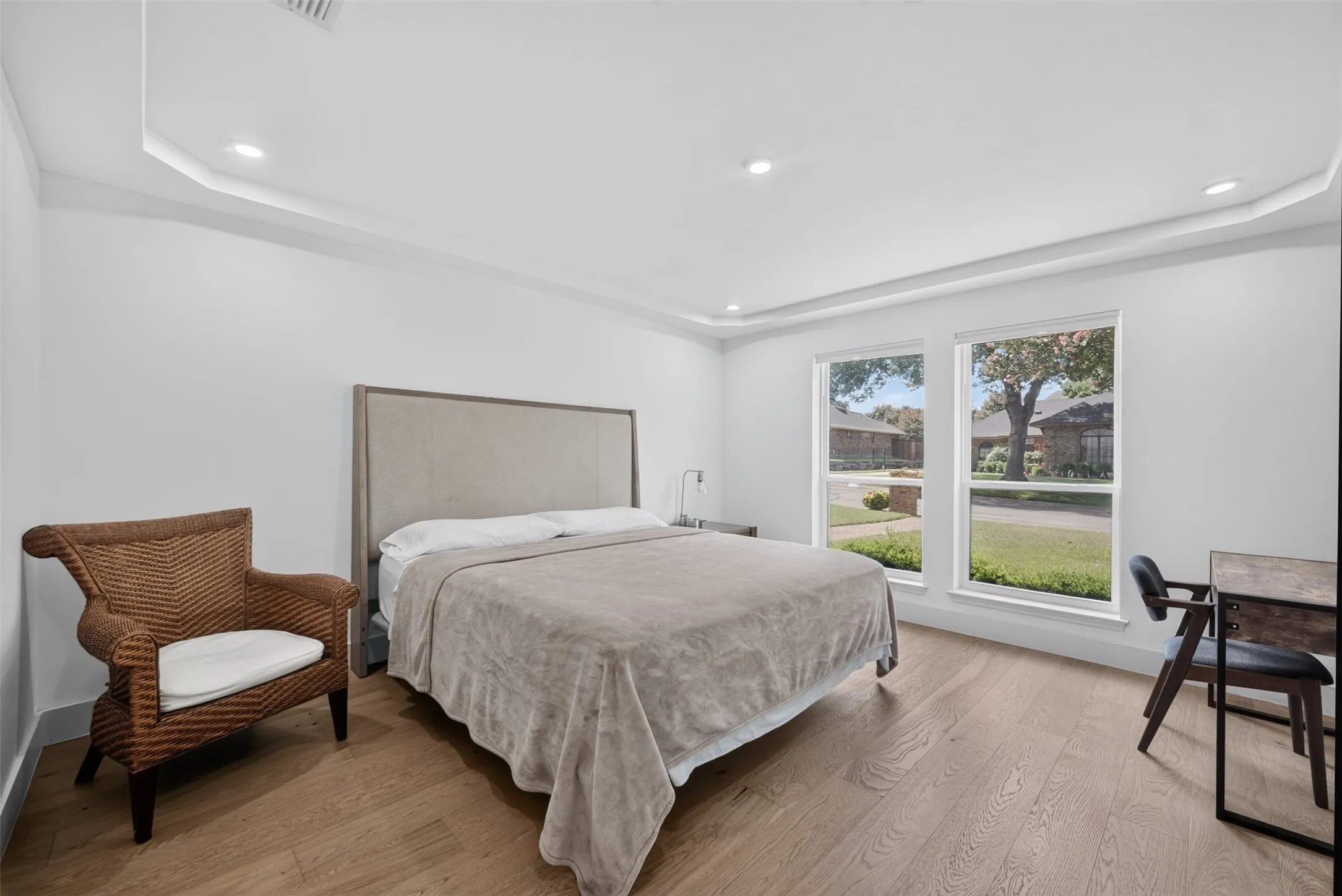 Recessed tray ceiling with integrated lighting