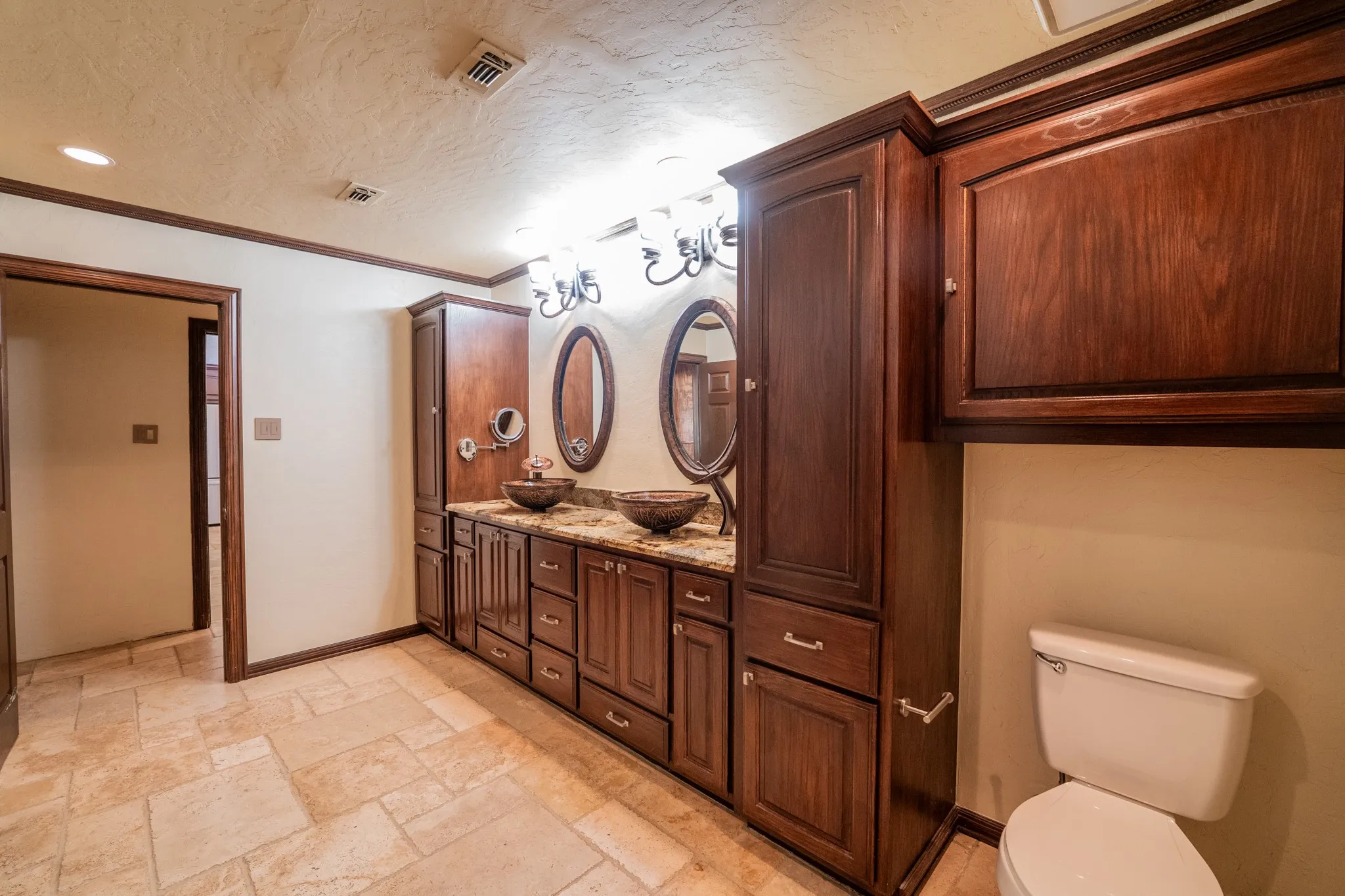 More storage in the luxurious bath