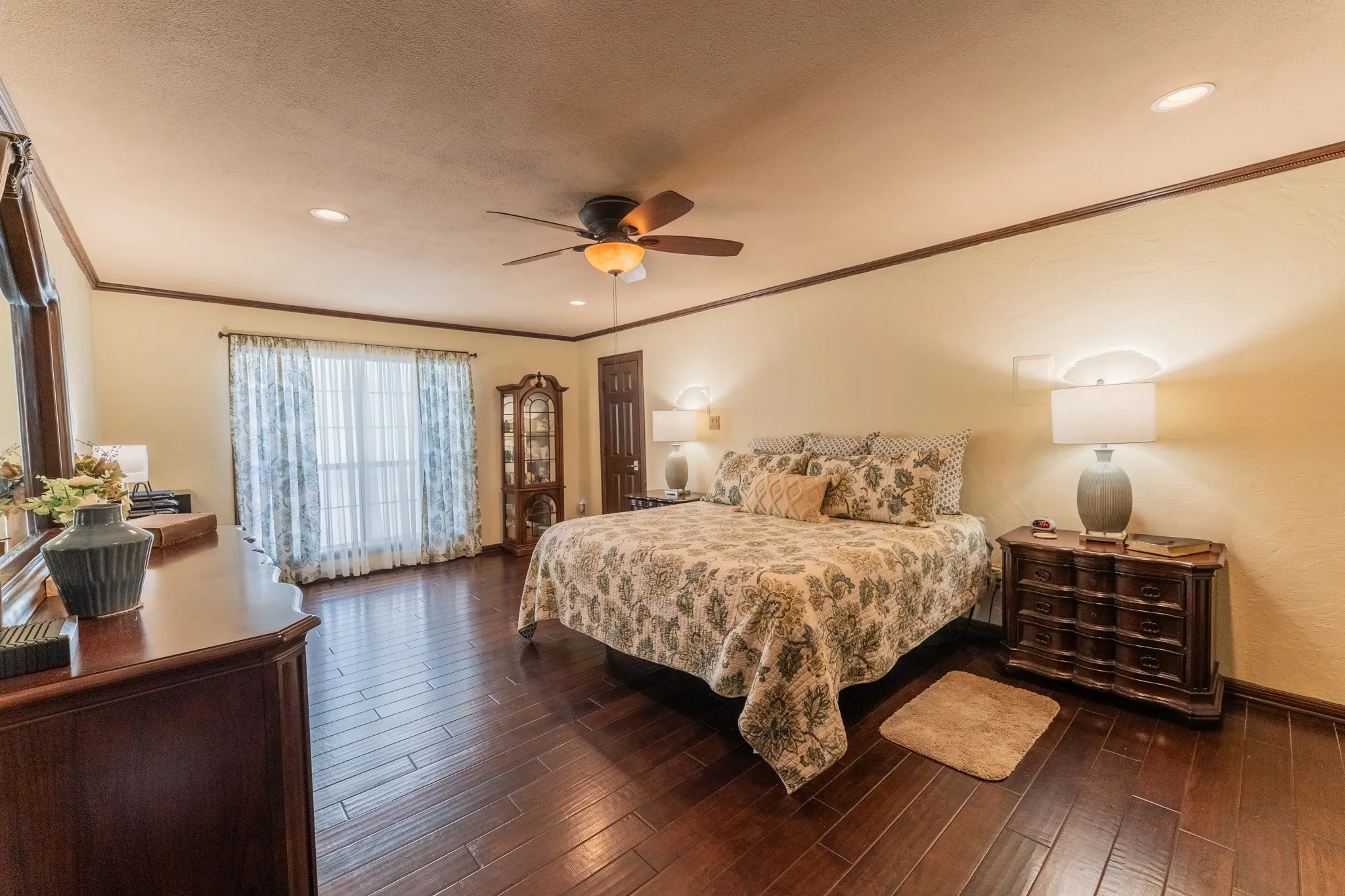 Huge bedroom with 2 walk in closets, this one has washer and dryer hookups.