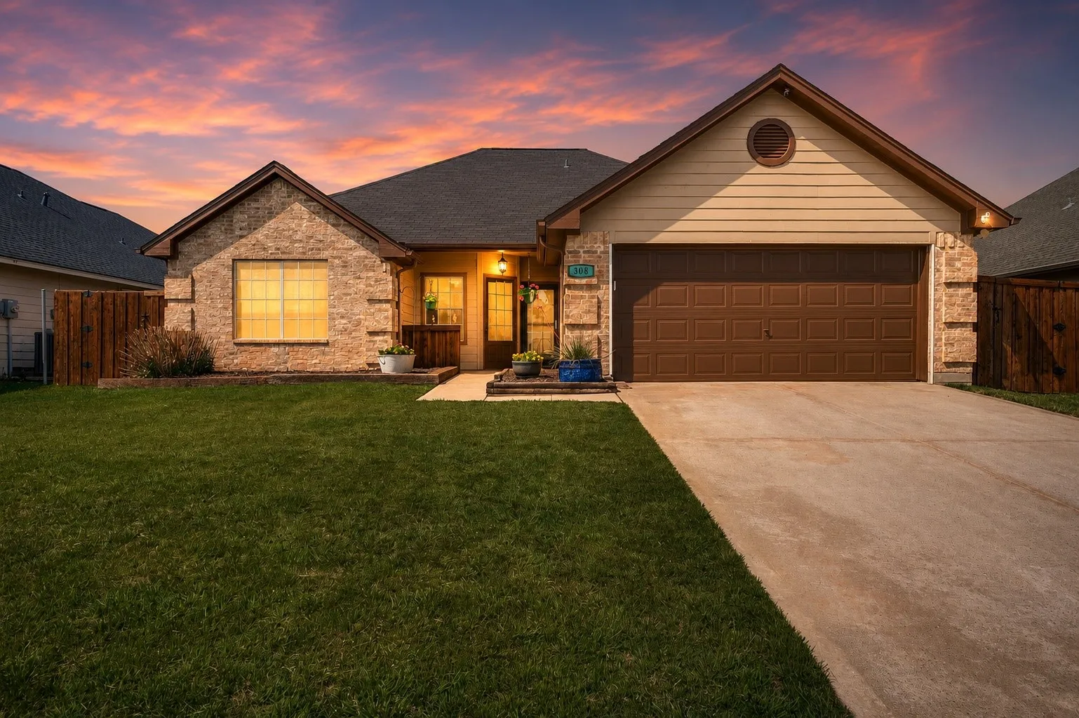 Single Family Residence For Sale in Denton County , 308 Glenview Drive, Aubrey, Texas 76227, 3 Bedroom, 2 Bathroom, 2 Garage spaces, 1,362 Sqft, built in 2006, mls#21329229, Real Estate Agent in Aubrey, Homes For Sale in Denton county, Homes For Sale in Aubrey, Realtor in Aubrey Texas, Real Estate Brokerage Independent Realty Texas, Luminita Cordes Realtor