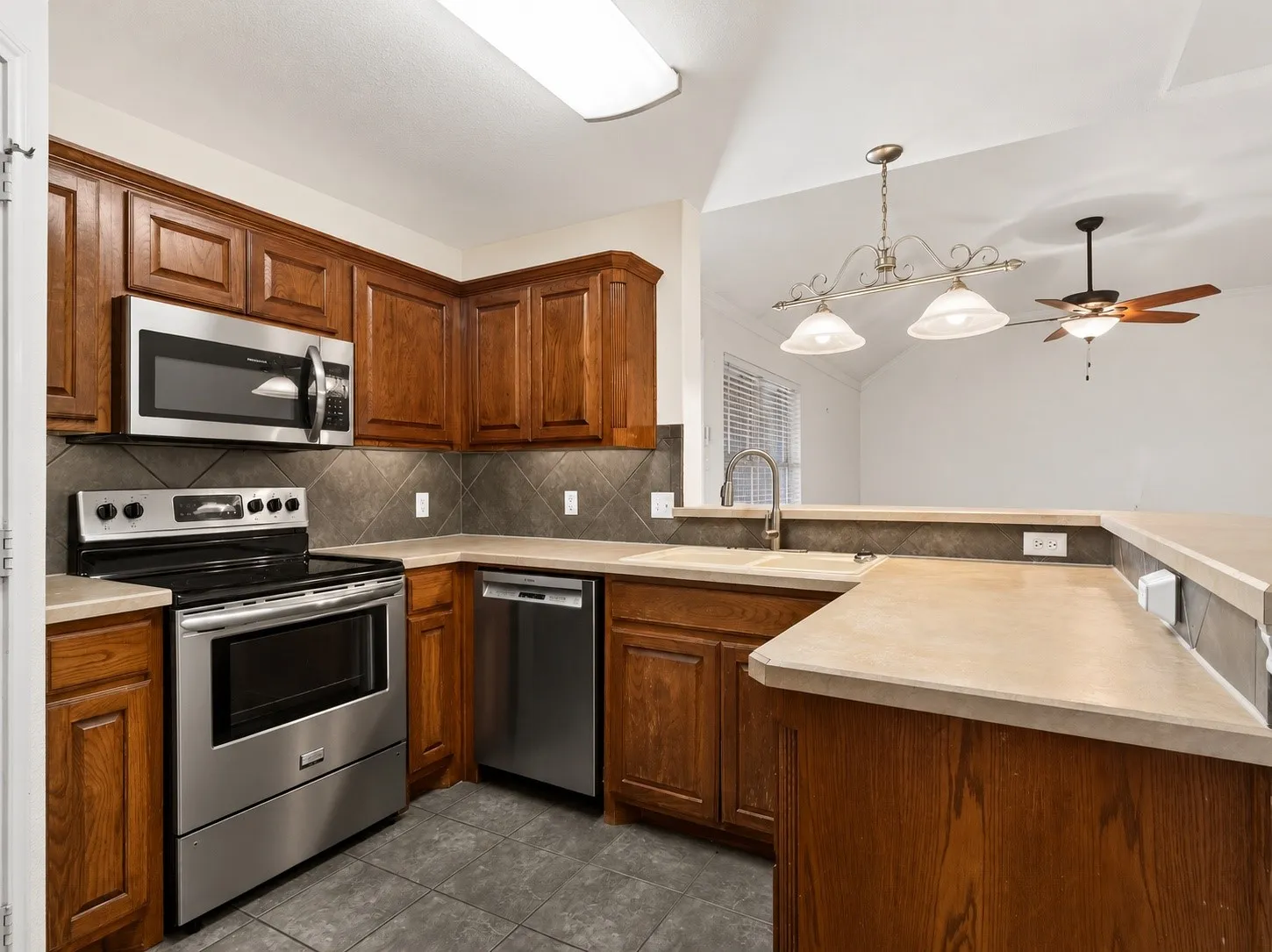 Single Family Residence For Sale in Denton County , 308 Glenview Drive, Aubrey, Texas 76227, 3 Bedroom, 2 Bathroom, 2 Garage spaces, 1,362 Sqft, built in 2006, mls#21329229, Real Estate Agent in Aubrey, Homes For Sale in Denton county, Homes For Sale in Aubrey, Realtor in Aubrey Texas, Real Estate Brokerage Independent Realty Texas, Luminita Cordes Realtor