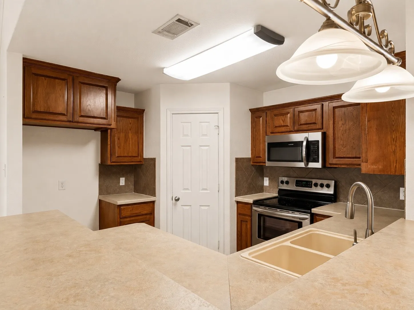 Single Family Residence For Sale in Denton County , 308 Glenview Drive, Aubrey, Texas 76227, 3 Bedroom, 2 Bathroom, 2 Garage spaces, 1,362 Sqft, built in 2006, mls#21329229, Real Estate Agent in Aubrey, Homes For Sale in Denton county, Homes For Sale in Aubrey, Realtor in Aubrey Texas, Real Estate Brokerage Independent Realty Texas, Luminita Cordes Realtor