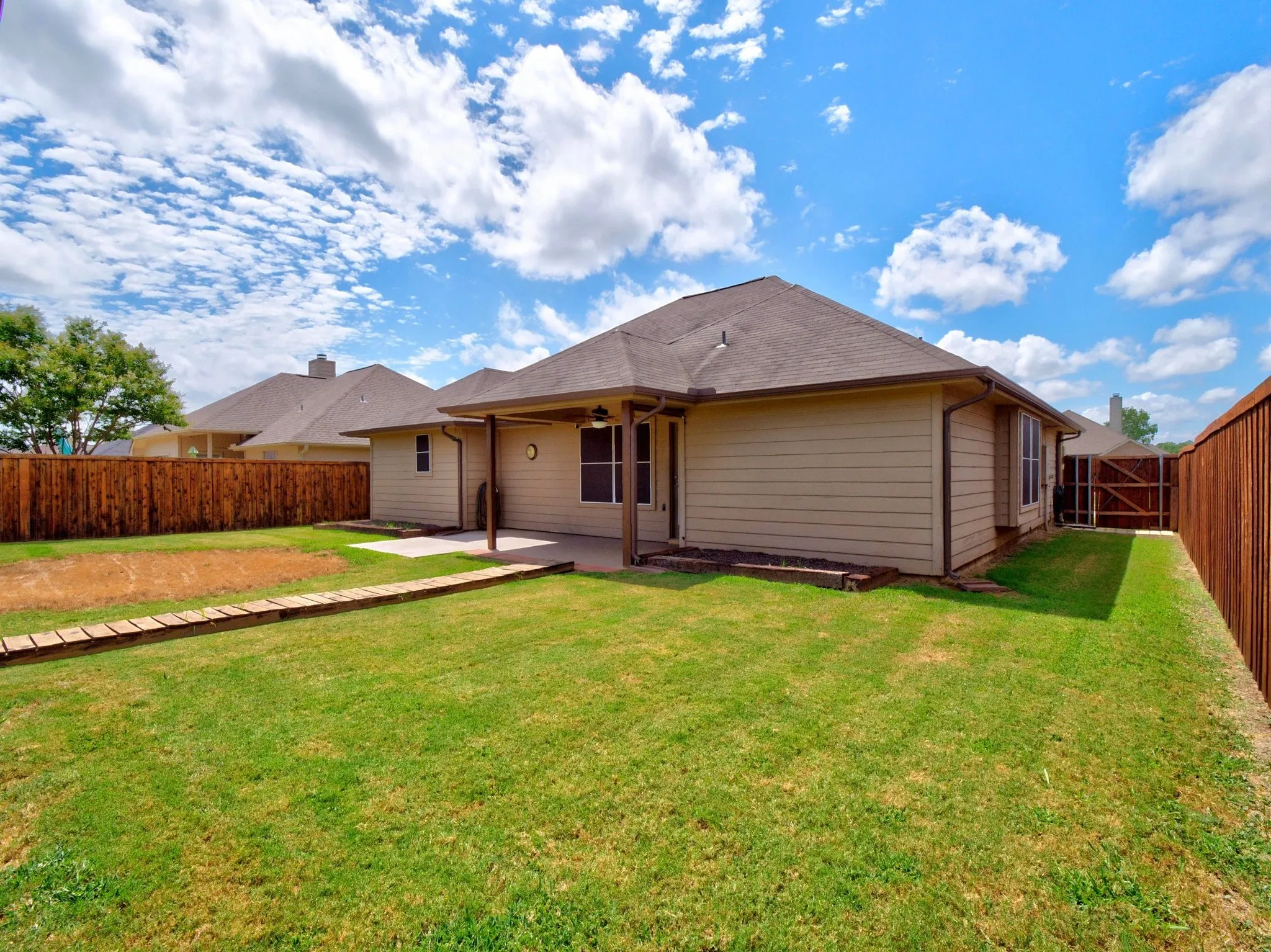 Single Family Residence For Sale in Denton County , 308 Glenview Drive, Aubrey, Texas 76227, 3 Bedroom, 2 Bathroom, 2 Garage spaces, 1,362 Sqft, built in 2006, mls#21329229, Real Estate Agent in Aubrey, Homes For Sale in Denton county, Homes For Sale in Aubrey, Realtor in Aubrey Texas, Real Estate Brokerage Independent Realty Texas, Luminita Cordes Realtor