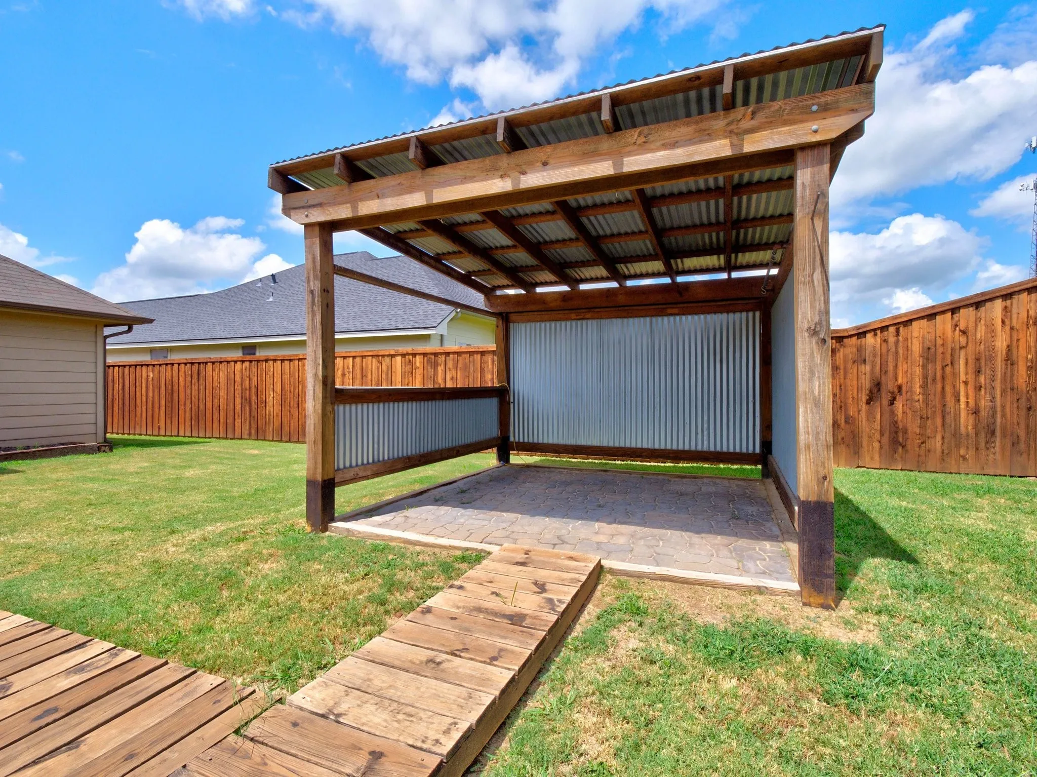 Single Family Residence For Sale in Denton County , 308 Glenview Drive, Aubrey, Texas 76227, 3 Bedroom, 2 Bathroom, 2 Garage spaces, 1,362 Sqft, built in 2006, mls#21329229, Real Estate Agent in Aubrey, Homes For Sale in Denton county, Homes For Sale in Aubrey, Realtor in Aubrey Texas, Real Estate Brokerage Independent Realty Texas, Luminita Cordes Realtor
