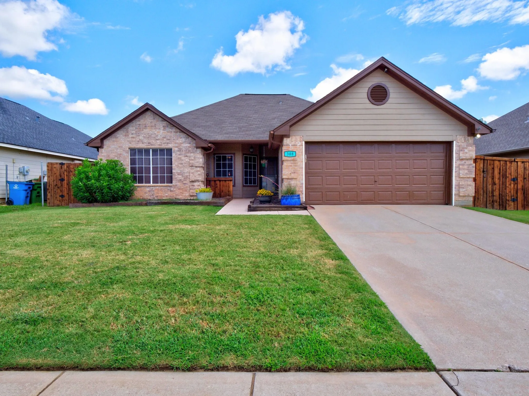 Single Family Residence For Sale in Denton County , 308 Glenview Drive, Aubrey, Texas 76227, 3 Bedroom, 2 Bathroom, 2 Garage spaces, 1,362 Sqft, built in 2006, mls#21329229, Real Estate Agent in Aubrey, Homes For Sale in Denton county, Homes For Sale in Aubrey, Realtor in Aubrey Texas, Real Estate Brokerage Independent Realty Texas, Luminita Cordes Realtor