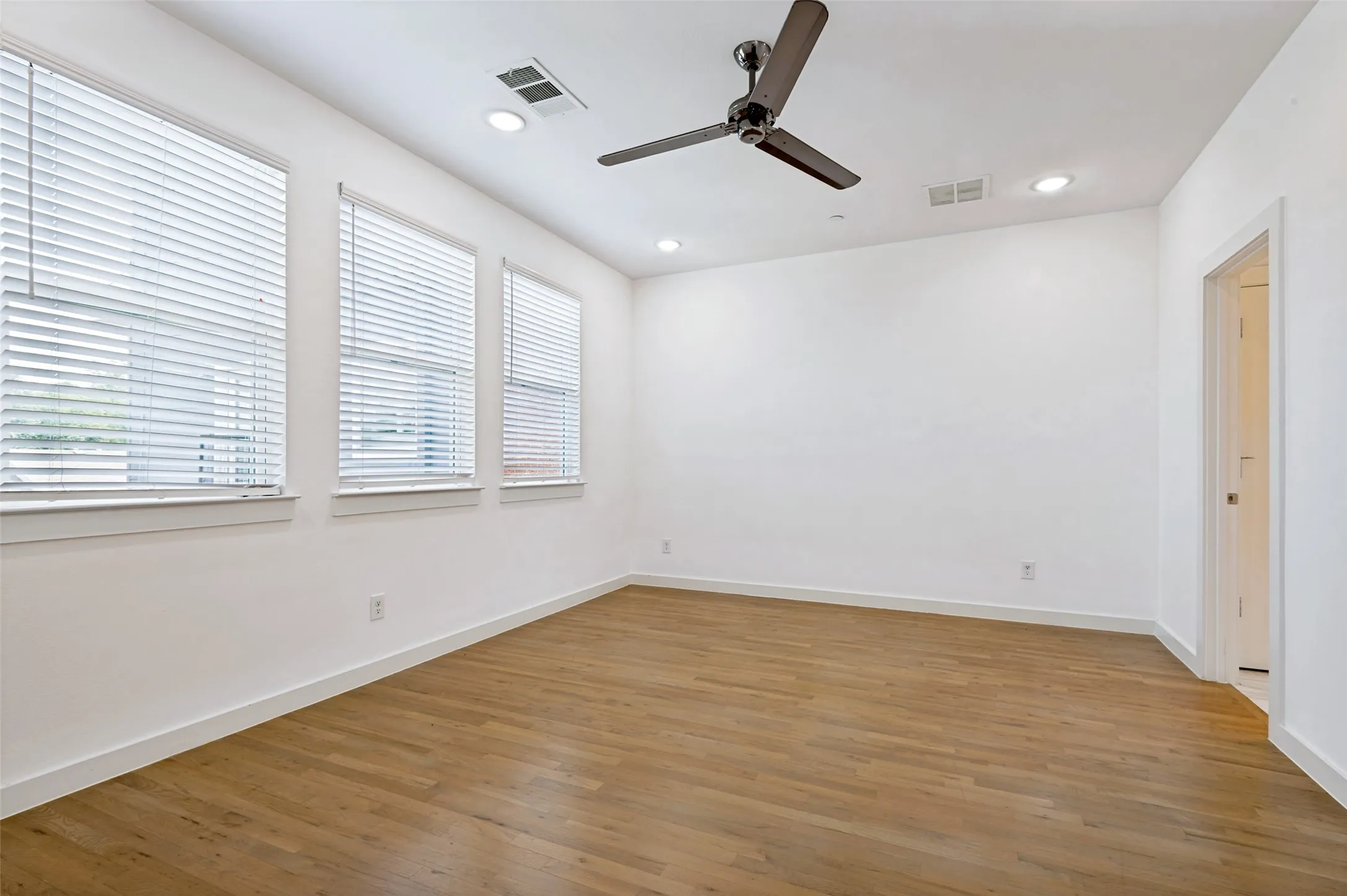 Condominium For Rent in Dallas County , 1510 N Washington Avenue 403, Dallas, Texas 75204, 3 Bedroom, 4 Bathroom, 2 Garage spaces, 1,749 Sqft, built in 2020, mls#21329243, Real Estate Agent in Dallas, Homes For Rent in Dallas county, Homes For Rent in Dallas, Realtor in Dallas Texas, Real Estate Brokerage Independent Realty Texas, Luminita Cordes Realtor
