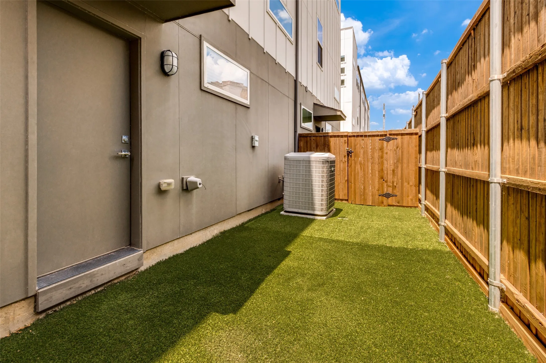 Condominium For Rent in Dallas County , 1510 N Washington Avenue 403, Dallas, Texas 75204, 3 Bedroom, 4 Bathroom, 2 Garage spaces, 1,749 Sqft, built in 2020, mls#21329243, Real Estate Agent in Dallas, Homes For Rent in Dallas county, Homes For Rent in Dallas, Realtor in Dallas Texas, Real Estate Brokerage Independent Realty Texas, Luminita Cordes Realtor