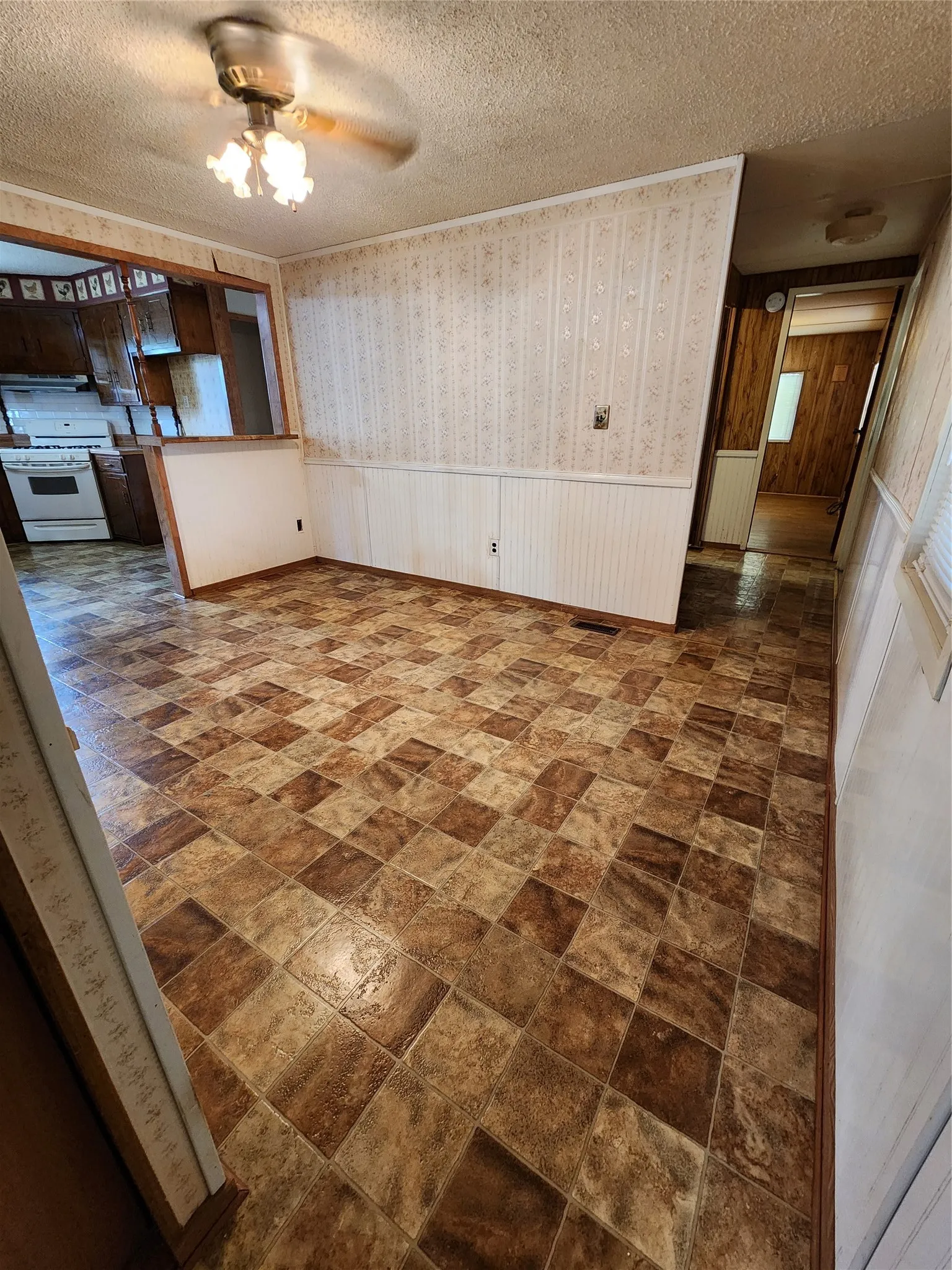 Manufactured Home For Sale in Mc Lennan County , 4706 Iowa Street, Waco, Texas 76705, 3 Bedrooms, 3 Bathrooms, Garage spaces, 1,834 Sqft, built in 1979, Price $125,000, mls#21328933, Real Estate Agent in Waco, Homes For Sale in Mc Lennan county, Homes For Sale in Waco, Realtor in Waco Texas, Real Estate Brokerage Independent Realty Texas, Luminita Cordes Realtor