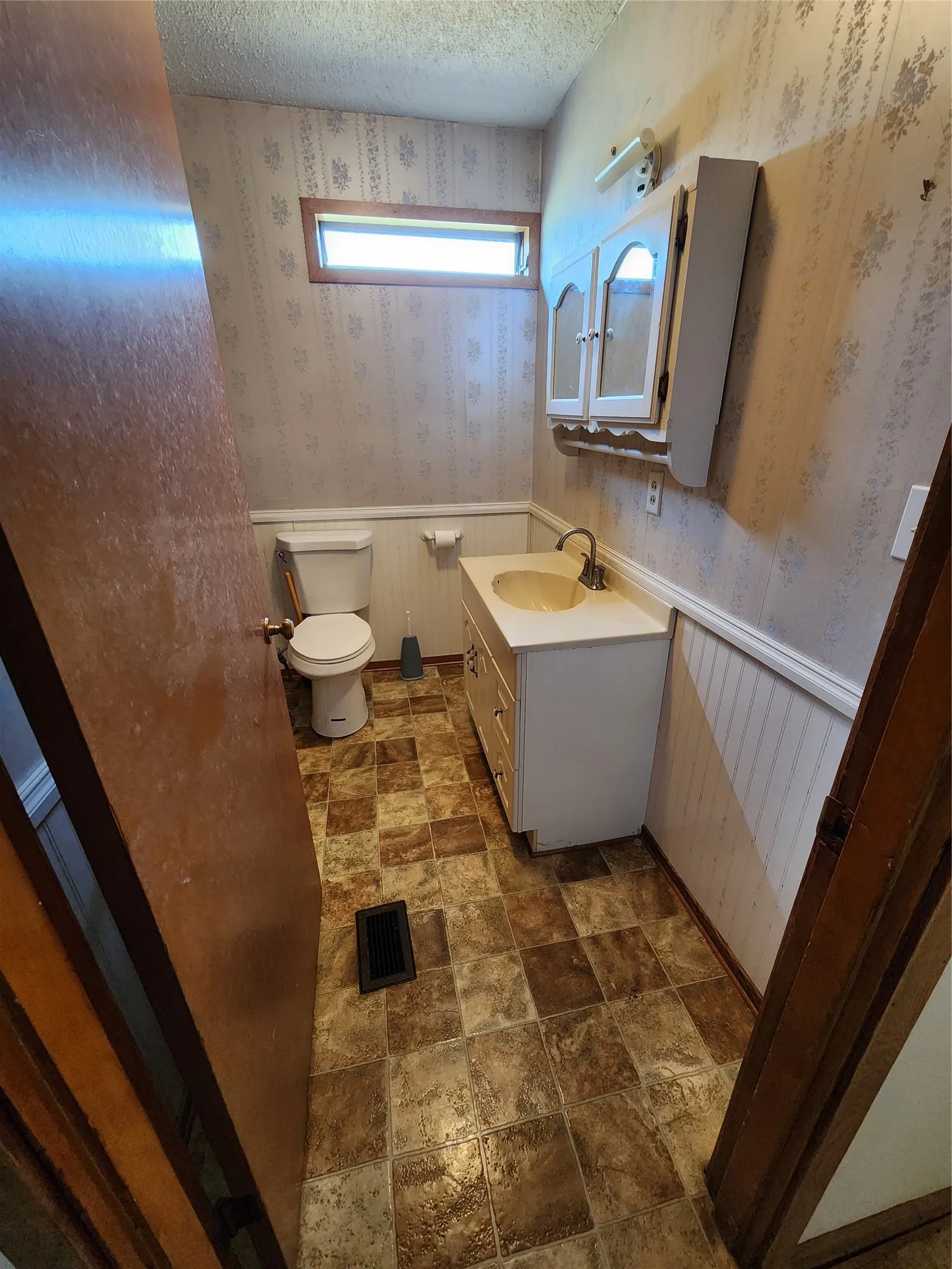 Manufactured Home For Sale in Mc Lennan County , 4706 Iowa Street, Waco, Texas 76705, 3 Bedrooms, 3 Bathrooms, Garage spaces, 1,834 Sqft, built in 1979, Price $125,000, mls#21328933, Real Estate Agent in Waco, Homes For Sale in Mc Lennan county, Homes For Sale in Waco, Realtor in Waco Texas, Real Estate Brokerage Independent Realty Texas, Luminita Cordes Realtor
