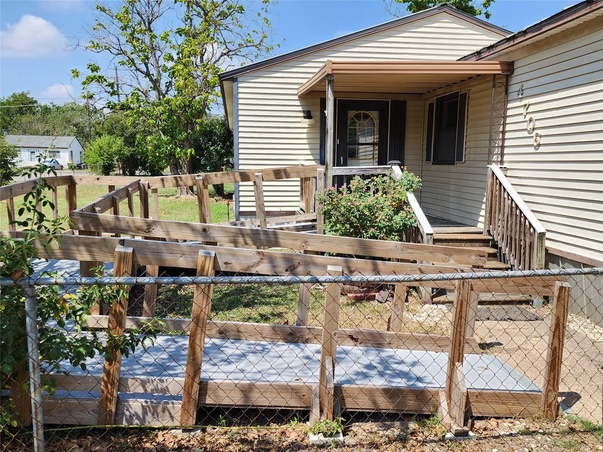 Manufactured Home For Sale in Mc Lennan County , 4706 Iowa Street, Waco, Texas 76705, 3 Bedrooms, 3 Bathrooms, Garage spaces, 1,834 Sqft, built in 1979, Price $125,000, mls#21328933, Real Estate Agent in Waco, Homes For Sale in Mc Lennan county, Homes For Sale in Waco, Realtor in Waco Texas, Real Estate Brokerage Independent Realty Texas, Luminita Cordes Realtor