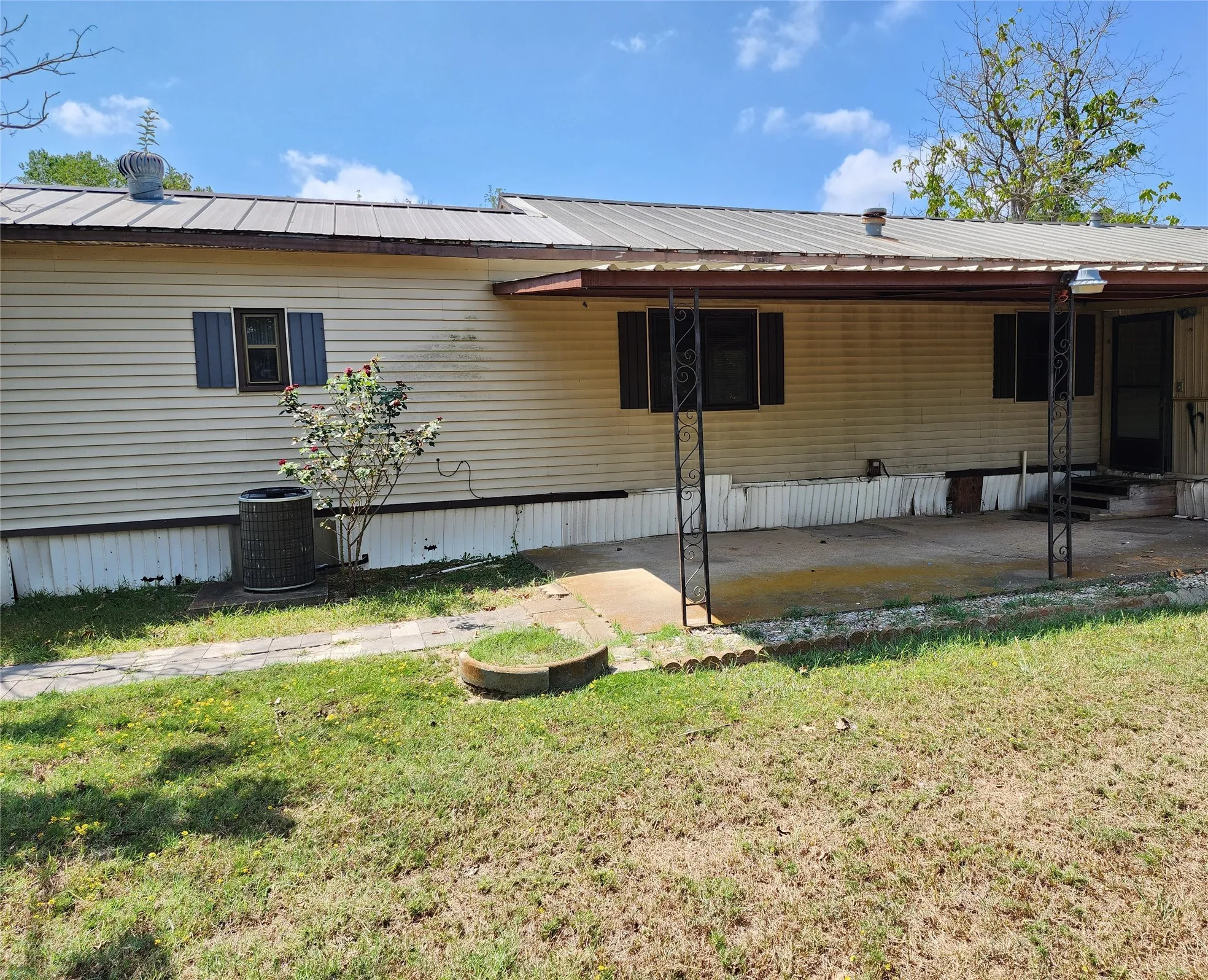 Manufactured Home For Sale in Mc Lennan County , 4706 Iowa Street, Waco, Texas 76705, 3 Bedrooms, 3 Bathrooms, Garage spaces, 1,834 Sqft, built in 1979, Price $125,000, mls#21328933, Real Estate Agent in Waco, Homes For Sale in Mc Lennan county, Homes For Sale in Waco, Realtor in Waco Texas, Real Estate Brokerage Independent Realty Texas, Luminita Cordes Realtor