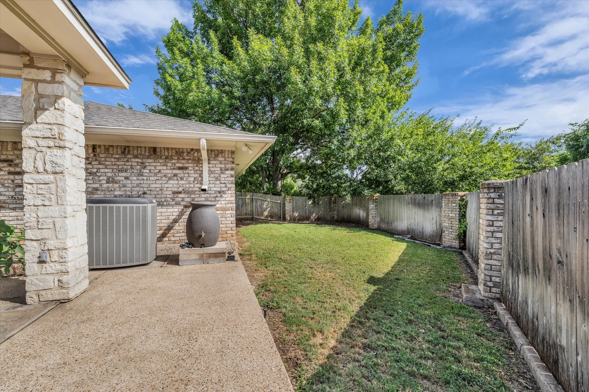 Single Family Residence For Sale in Mc Lennan County , 7101 Country Club Road, Waco, Texas 76710, 3 Bedroom, 2 Bathroom, 2 Garage spaces, 2,030 Sqft, built in 1973, mls#21327043, Real Estate Agent in Waco, Homes For Sale in Mc Lennan county, Homes For Sale in Waco, Realtor in Waco Texas, Real Estate Brokerage Independent Realty Texas, Luminita Cordes Realtor