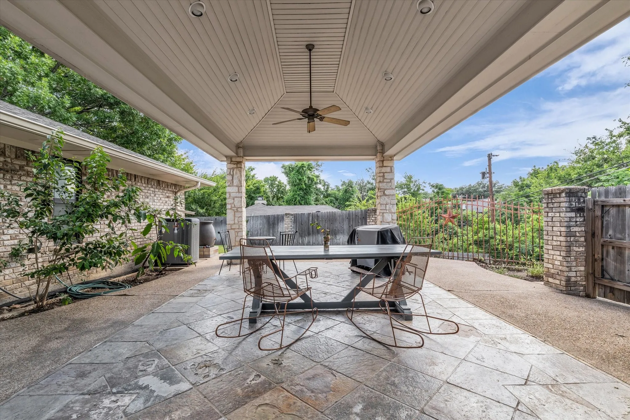 Single Family Residence For Sale in Mc Lennan County , 7101 Country Club Road, Waco, Texas 76710, 3 Bedroom, 2 Bathroom, 2 Garage spaces, 2,030 Sqft, built in 1973, mls#21327043, Real Estate Agent in Waco, Homes For Sale in Mc Lennan county, Homes For Sale in Waco, Realtor in Waco Texas, Real Estate Brokerage Independent Realty Texas, Luminita Cordes Realtor