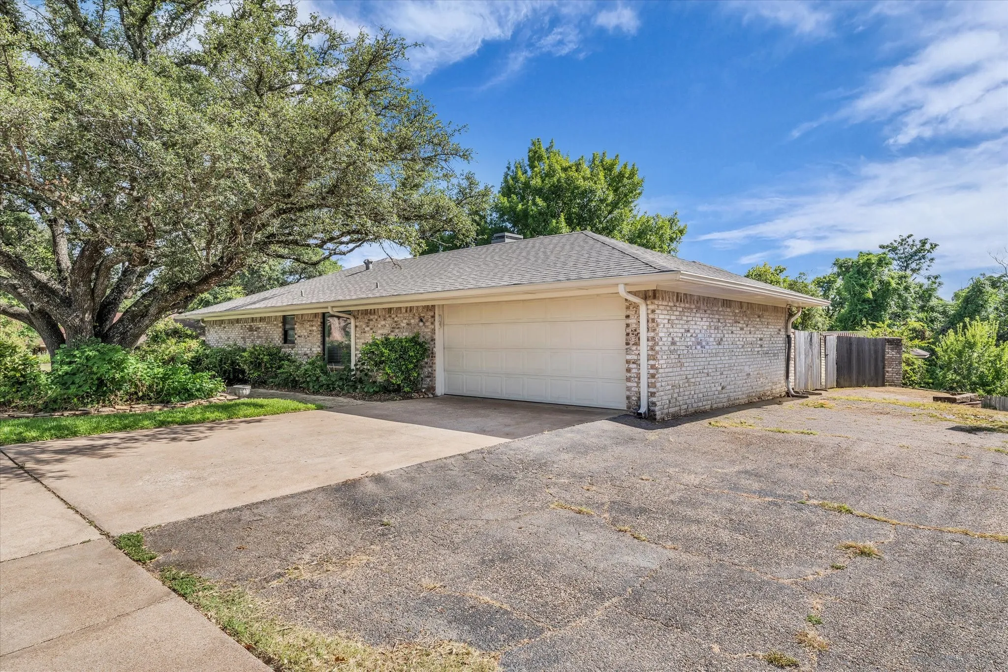 Single Family Residence For Sale in Mc Lennan County , 7101 Country Club Road, Waco, Texas 76710, 3 Bedroom, 2 Bathroom, 2 Garage spaces, 2,030 Sqft, built in 1973, mls#21327043, Real Estate Agent in Waco, Homes For Sale in Mc Lennan county, Homes For Sale in Waco, Realtor in Waco Texas, Real Estate Brokerage Independent Realty Texas, Luminita Cordes Realtor