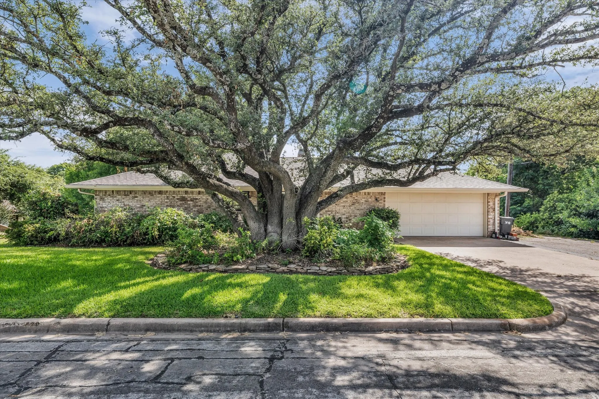 Single Family Residence For Sale in Mc Lennan County , 7101 Country Club Road, Waco, Texas 76710, 3 Bedroom, 2 Bathroom, 2 Garage spaces, 2,030 Sqft, built in 1973, mls#21327043, Real Estate Agent in Waco, Homes For Sale in Mc Lennan county, Homes For Sale in Waco, Realtor in Waco Texas, Real Estate Brokerage Independent Realty Texas, Luminita Cordes Realtor