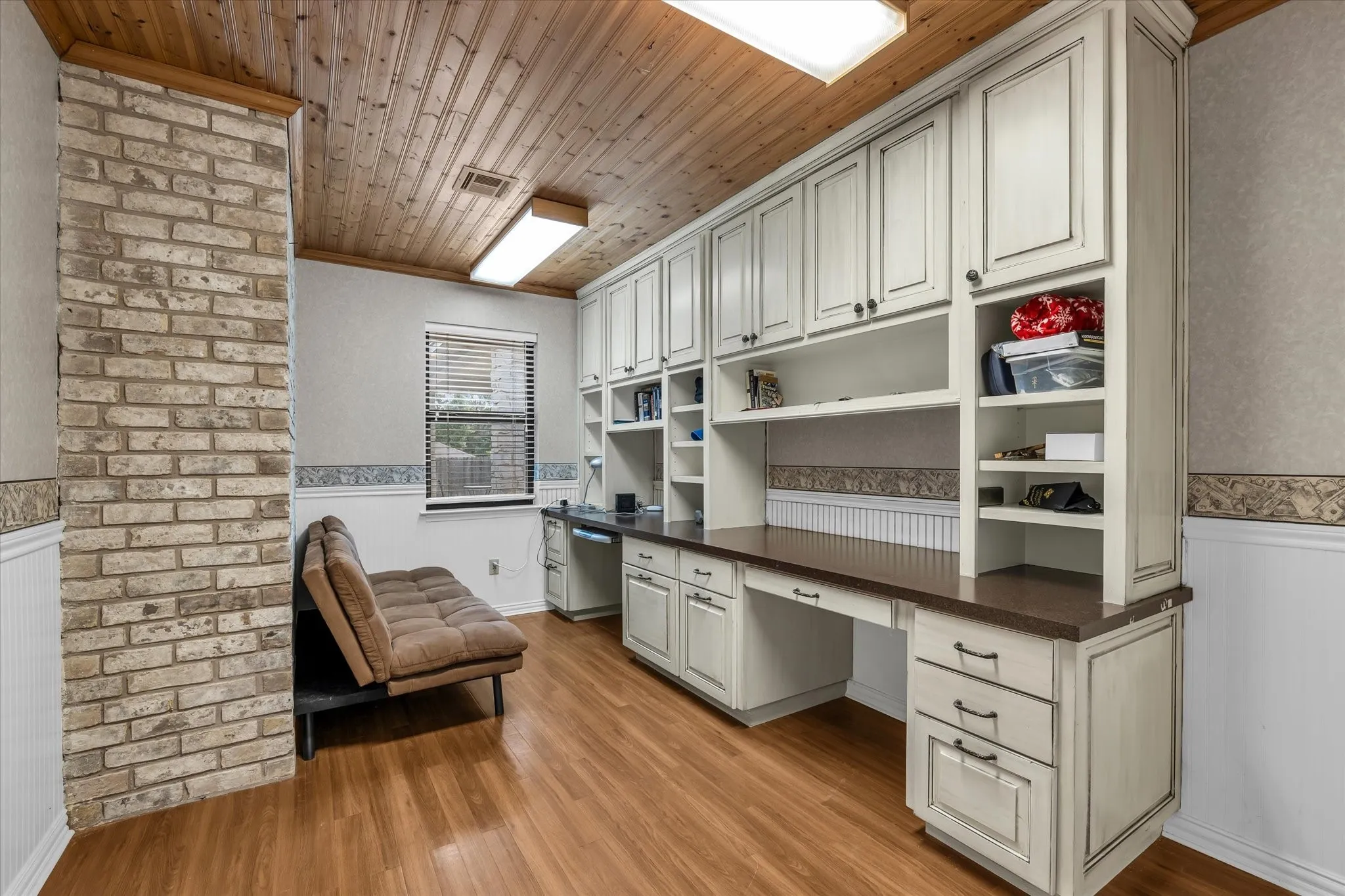 Single Family Residence For Sale in Mc Lennan County , 7101 Country Club Road, Waco, Texas 76710, 3 Bedroom, 2 Bathroom, 2 Garage spaces, 2,030 Sqft, built in 1973, mls#21327043, Real Estate Agent in Waco, Homes For Sale in Mc Lennan county, Homes For Sale in Waco, Realtor in Waco Texas, Real Estate Brokerage Independent Realty Texas, Luminita Cordes Realtor
