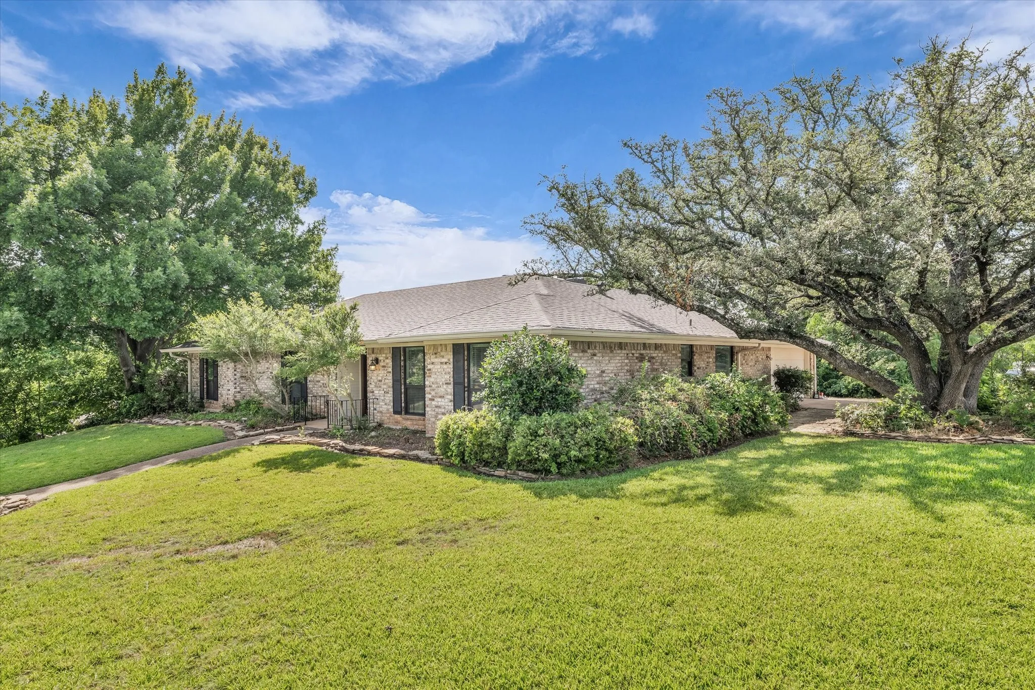 Single Family Residence For Sale in Mc Lennan County , 7101 Country Club Road, Waco, Texas 76710, 3 Bedroom, 2 Bathroom, 2 Garage spaces, 2,030 Sqft, built in 1973, mls#21327043, Real Estate Agent in Waco, Homes For Sale in Mc Lennan county, Homes For Sale in Waco, Realtor in Waco Texas, Real Estate Brokerage Independent Realty Texas, Luminita Cordes Realtor
