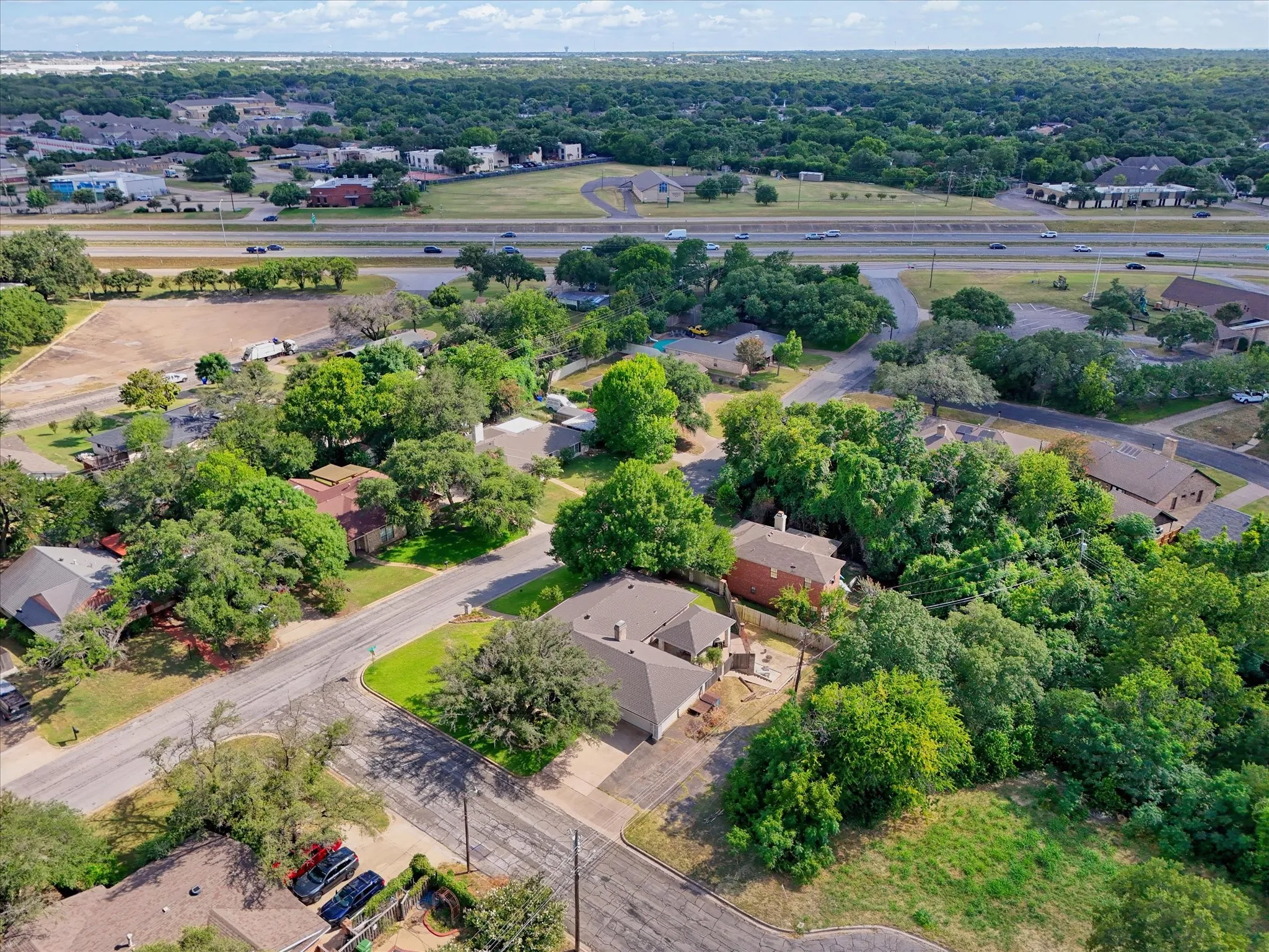 Single Family Residence For Sale in Mc Lennan County , 7101 Country Club Road, Waco, Texas 76710, 3 Bedroom, 2 Bathroom, 2 Garage spaces, 2,030 Sqft, built in 1973, mls#21327043, Real Estate Agent in Waco, Homes For Sale in Mc Lennan county, Homes For Sale in Waco, Realtor in Waco Texas, Real Estate Brokerage Independent Realty Texas, Luminita Cordes Realtor