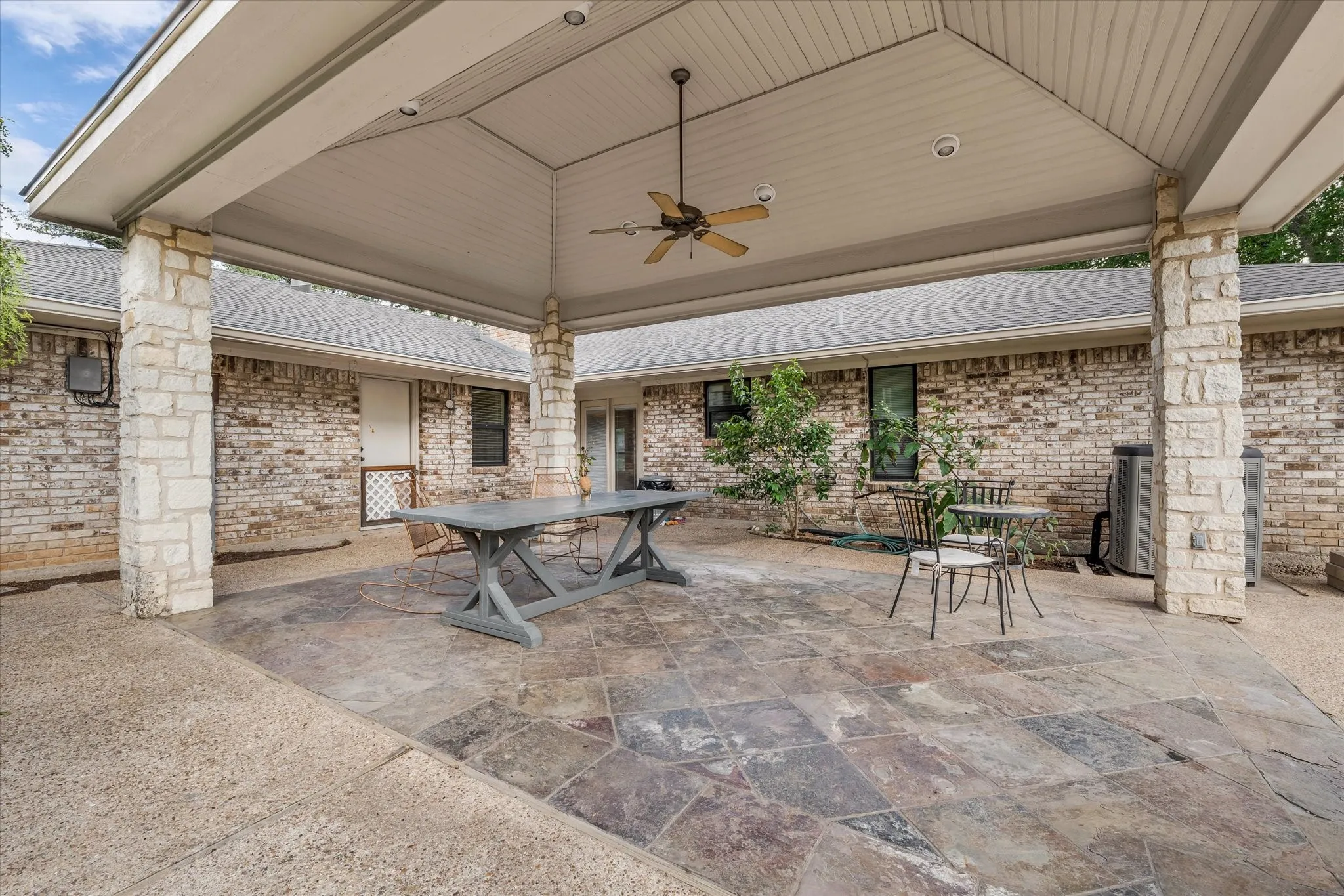 Single Family Residence For Sale in Mc Lennan County , 7101 Country Club Road, Waco, Texas 76710, 3 Bedroom, 2 Bathroom, 2 Garage spaces, 2,030 Sqft, built in 1973, mls#21327043, Real Estate Agent in Waco, Homes For Sale in Mc Lennan county, Homes For Sale in Waco, Realtor in Waco Texas, Real Estate Brokerage Independent Realty Texas, Luminita Cordes Realtor