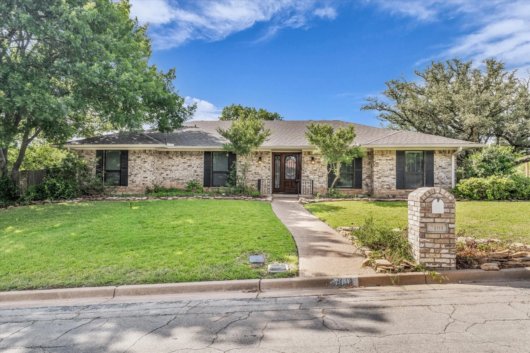 Single Family Residence For Sale in Mc Lennan County , 7101 Country Club Road, Waco, Texas 76710, 3 Bedroom, 2 Bathroom, 2 Garage spaces, 2,030 Sqft, built in 1973, mls#21327043, Real Estate Agent in Waco, Homes For Sale in Mc Lennan county, Homes For Sale in Waco, Realtor in Waco Texas, Real Estate Brokerage Independent Realty Texas, Luminita Cordes Realtor