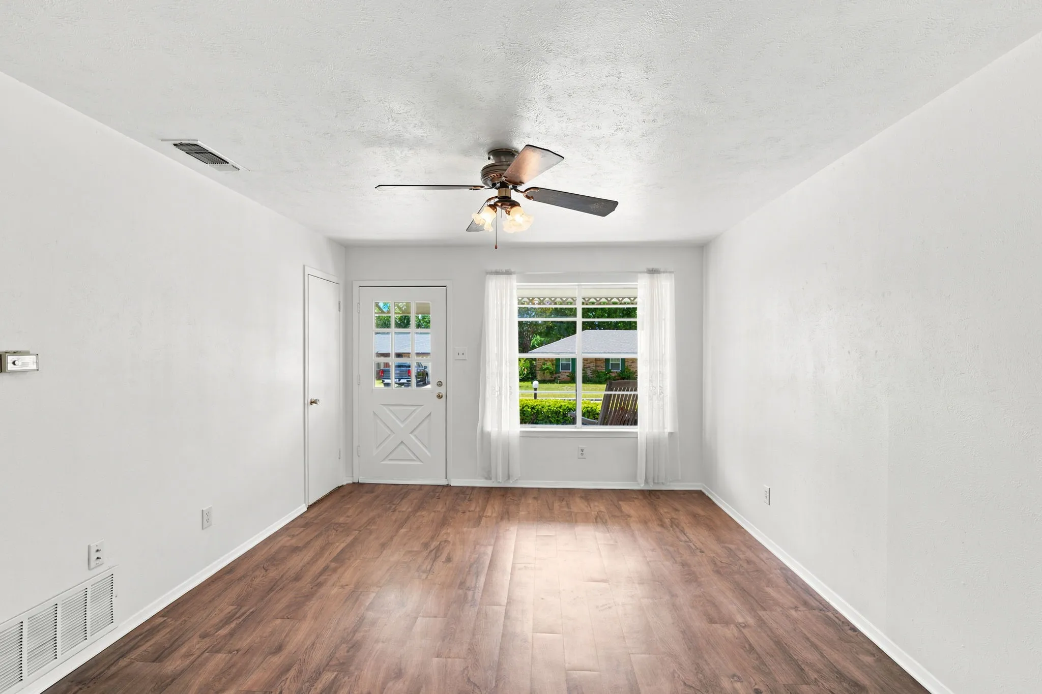 Single Family Residence For Sale in Ellis County , 1508 Hillside Drive, Midlothian, Texas 76065, 4 Bedroom, 3 Bathroom, Garage spaces, 1,450 Sqft, built in 1972, mls#21325354, Real Estate Agent in Midlothian, Homes For Sale in Ellis county, Homes For Sale in Midlothian, Realtor in Midlothian Texas, Real Estate Brokerage Independent Realty Texas, Luminita Cordes Realtor