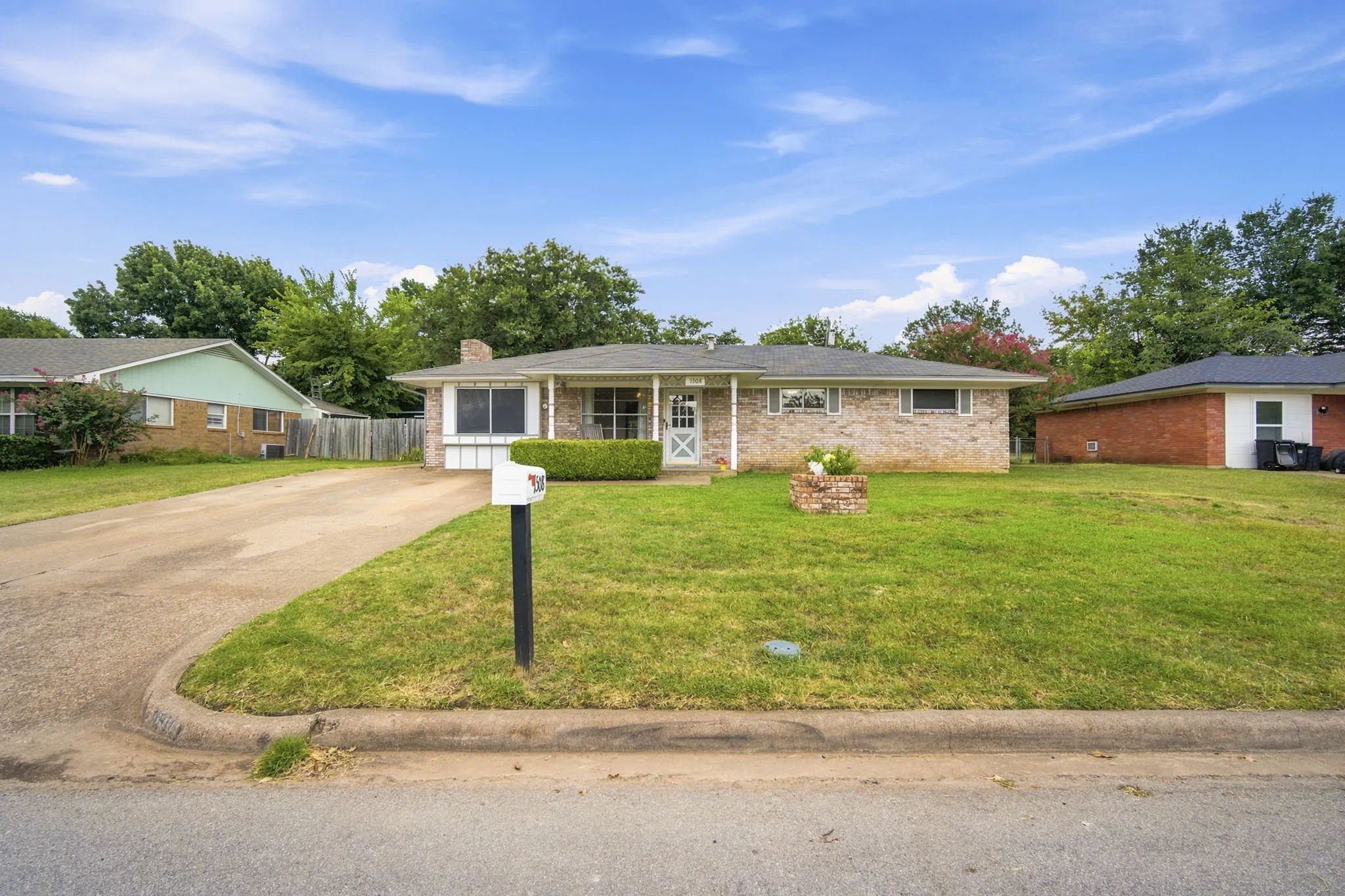 Single Family Residence For Sale in Ellis County , 1508 Hillside Drive, Midlothian, Texas 76065, 4 Bedroom, 3 Bathroom, Garage spaces, 1,450 Sqft, built in 1972, mls#21325354, Real Estate Agent in Midlothian, Homes For Sale in Ellis county, Homes For Sale in Midlothian, Realtor in Midlothian Texas, Real Estate Brokerage Independent Realty Texas, Luminita Cordes Realtor