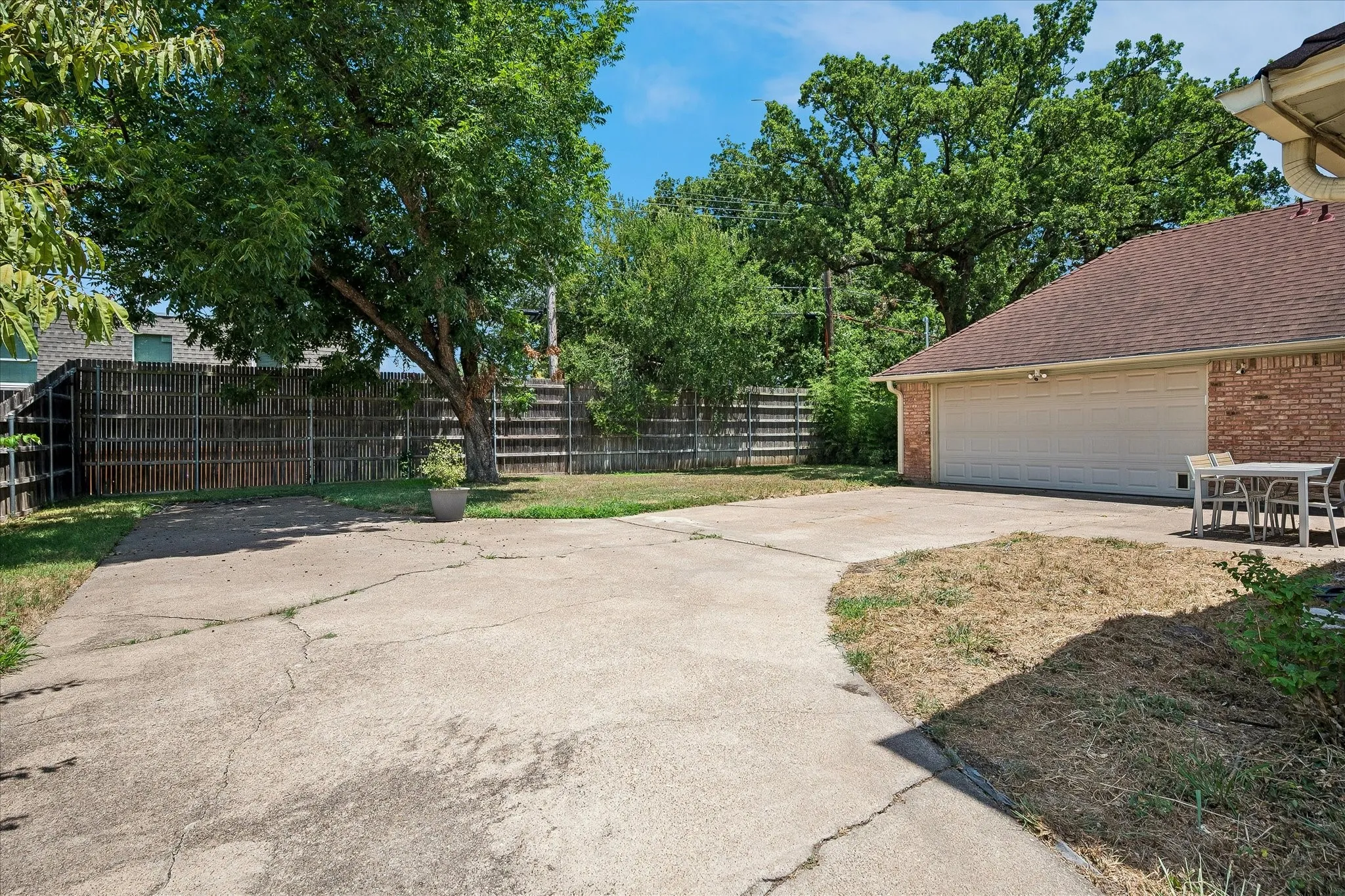 Single Family Residence For Sale in Dallas County , 216 Huntingdon Drive, Irving, Texas 75061, 5 Bedroom, 3 Bathroom, 2 Garage spaces, 2,822 Sqft, built in 1965, mls#21326958, Real Estate Agent in Irving, Homes For Sale in Dallas county, Homes For Sale in Irving, Realtor in Irving Texas, Real Estate Brokerage Independent Realty Texas, Luminita Cordes Realtor