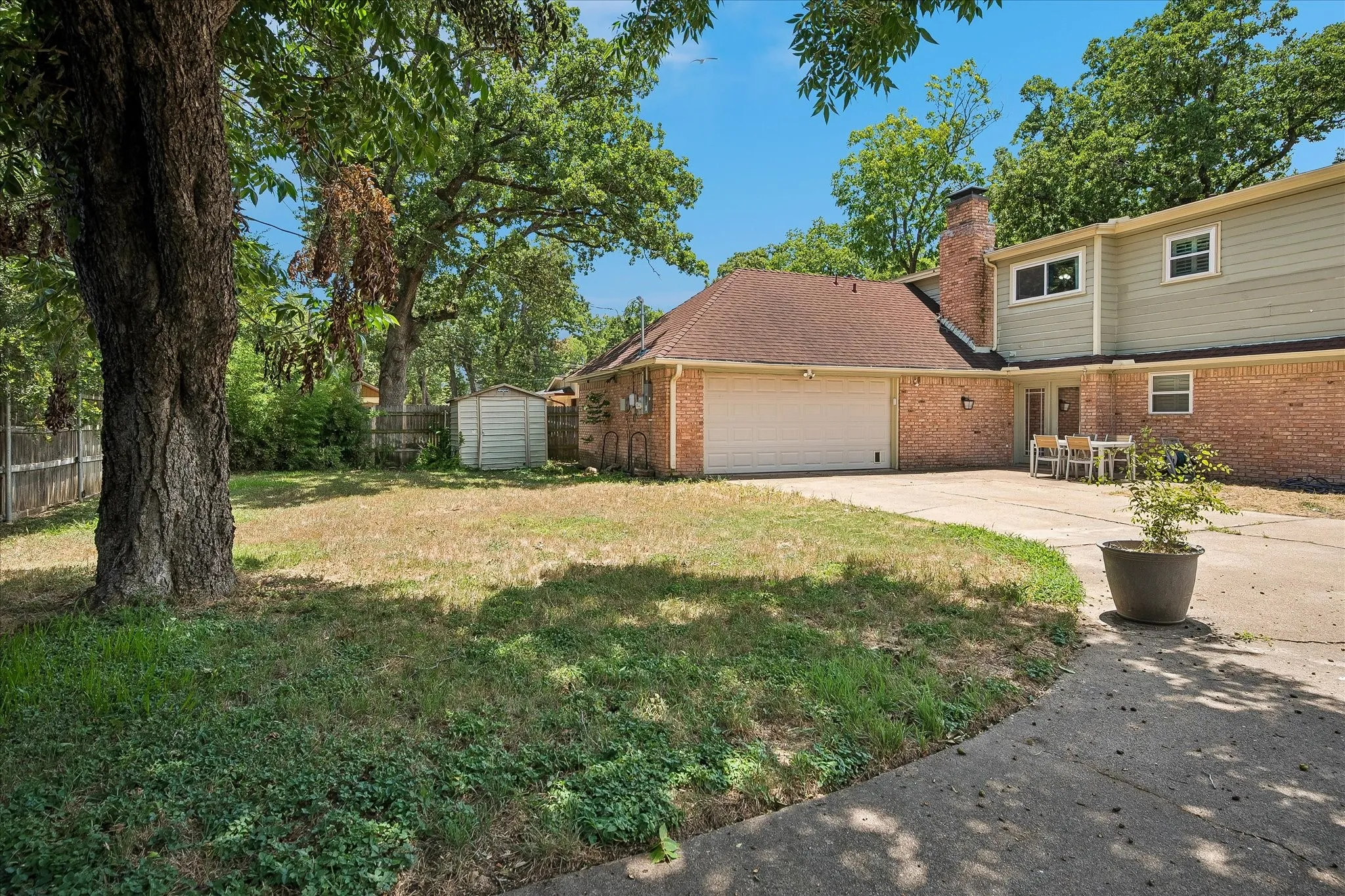Single Family Residence For Sale in Dallas County , 216 Huntingdon Drive, Irving, Texas 75061, 5 Bedroom, 3 Bathroom, 2 Garage spaces, 2,822 Sqft, built in 1965, mls#21326958, Real Estate Agent in Irving, Homes For Sale in Dallas county, Homes For Sale in Irving, Realtor in Irving Texas, Real Estate Brokerage Independent Realty Texas, Luminita Cordes Realtor
