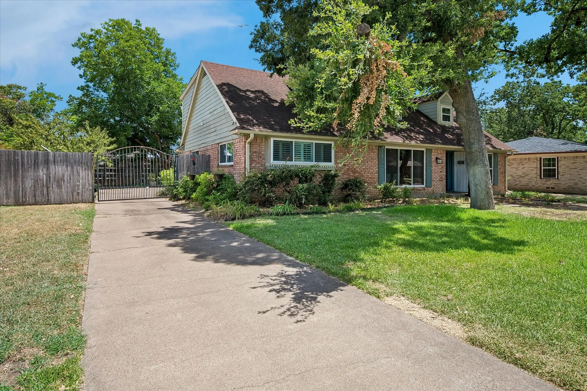 Single Family Residence For Sale in Dallas County , 216 Huntingdon Drive, Irving, Texas 75061, 5 Bedroom, 3 Bathroom, 2 Garage spaces, 2,822 Sqft, built in 1965, mls#21326958, Real Estate Agent in Irving, Homes For Sale in Dallas county, Homes For Sale in Irving, Realtor in Irving Texas, Real Estate Brokerage Independent Realty Texas, Luminita Cordes Realtor