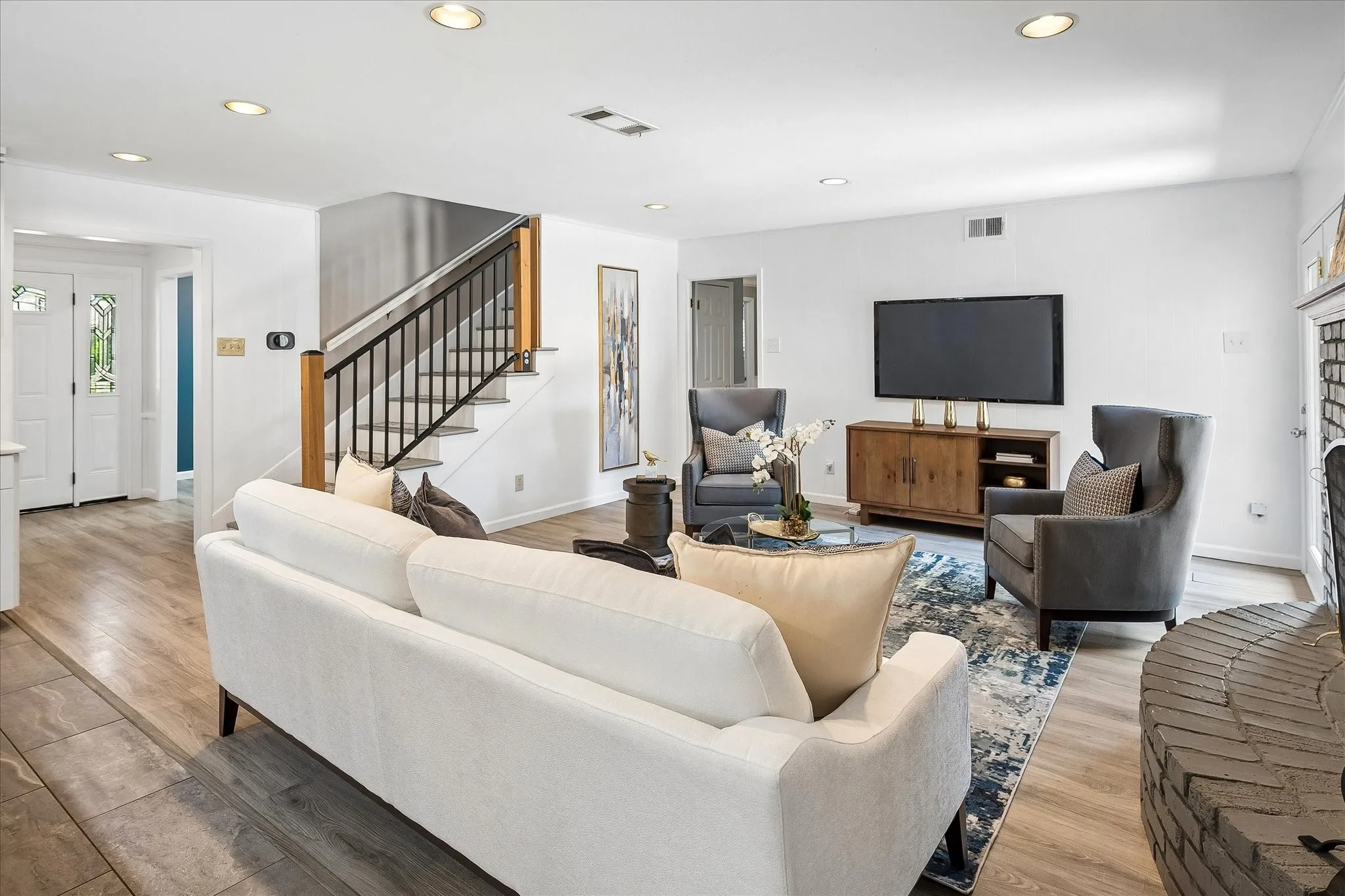 Single Family Residence For Sale in Dallas County , 216 Huntingdon Drive, Irving, Texas 75061, 5 Bedroom, 3 Bathroom, 2 Garage spaces, 2,822 Sqft, built in 1965, mls#21326958, Real Estate Agent in Irving, Homes For Sale in Dallas county, Homes For Sale in Irving, Realtor in Irving Texas, Real Estate Brokerage Independent Realty Texas, Luminita Cordes Realtor