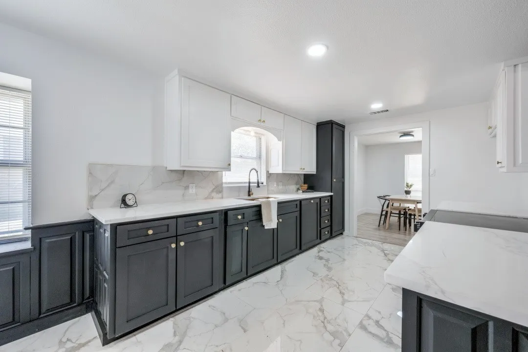 Single Family Residence For Sale in Tarrant County , 317 Cedar Creek Court, Fort Worth, Texas 76103, 4 Bedroom, 3 Bathroom, 2 Garage spaces, 2,355 Sqft, built in 1969, mls#21327212, Real Estate Agent in Fort Worth, Homes For Sale in Tarrant county, Homes For Sale in Fort Worth, Realtor in Fort Worth Texas, Real Estate Brokerage Independent Realty Texas, Luminita Cordes Realtor