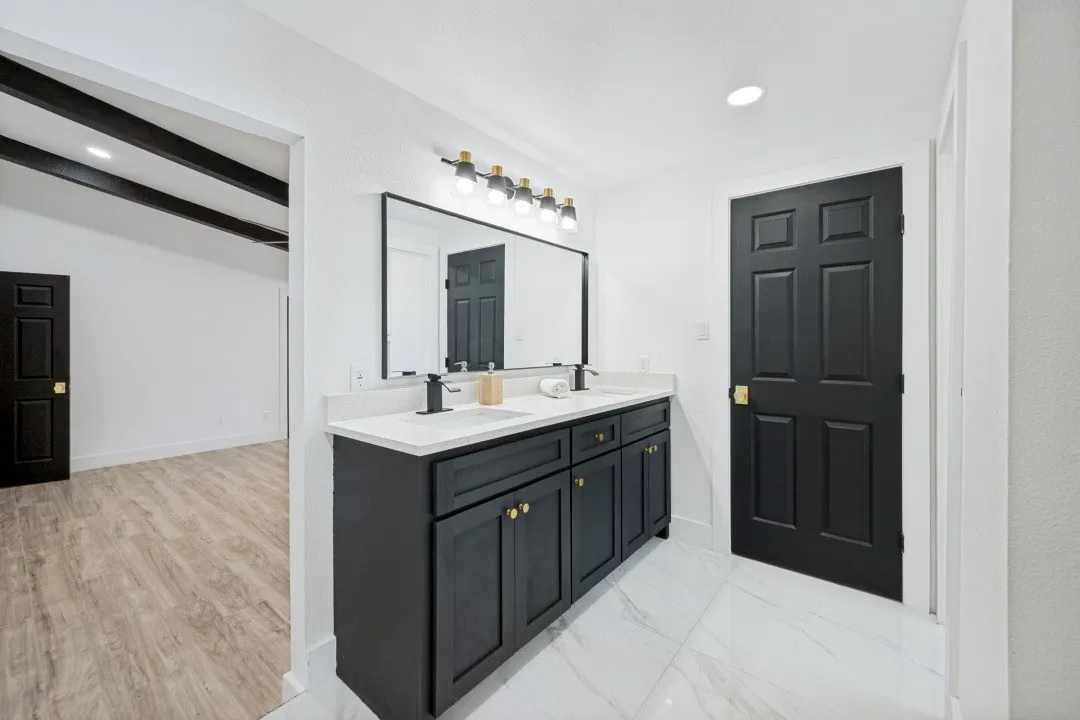 Single Family Residence For Sale in Tarrant County , 317 Cedar Creek Court, Fort Worth, Texas 76103, 4 Bedroom, 3 Bathroom, 2 Garage spaces, 2,355 Sqft, built in 1969, mls#21327212, Real Estate Agent in Fort Worth, Homes For Sale in Tarrant county, Homes For Sale in Fort Worth, Realtor in Fort Worth Texas, Real Estate Brokerage Independent Realty Texas, Luminita Cordes Realtor