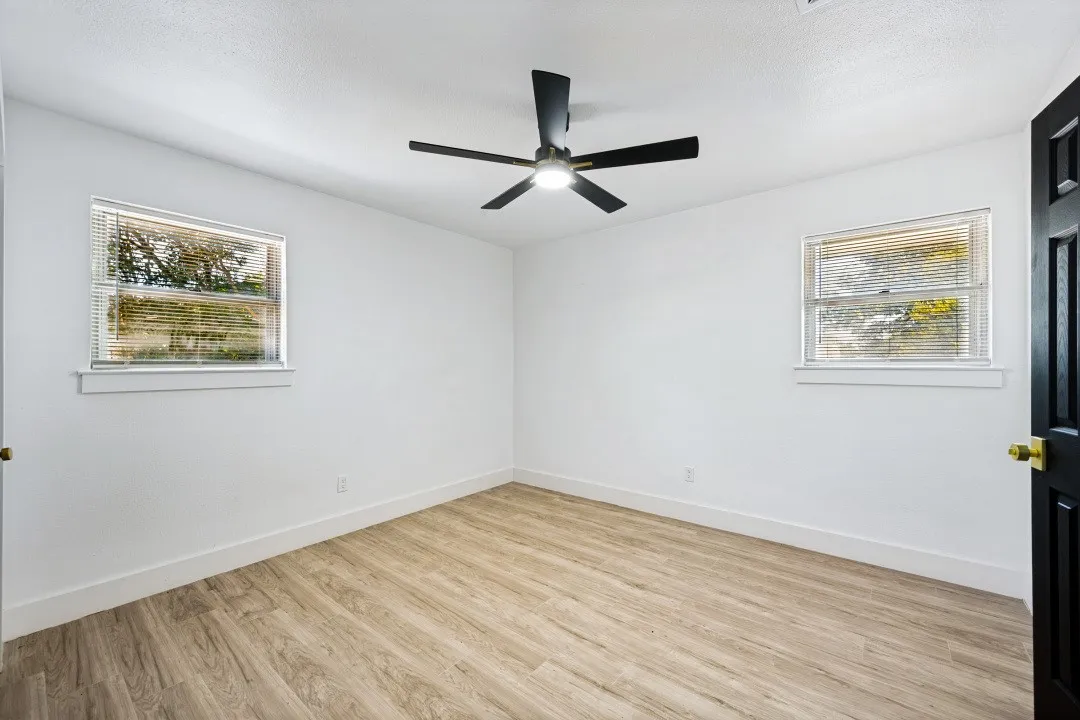 Single Family Residence For Sale in Tarrant County , 317 Cedar Creek Court, Fort Worth, Texas 76103, 4 Bedroom, 3 Bathroom, 2 Garage spaces, 2,355 Sqft, built in 1969, mls#21327212, Real Estate Agent in Fort Worth, Homes For Sale in Tarrant county, Homes For Sale in Fort Worth, Realtor in Fort Worth Texas, Real Estate Brokerage Independent Realty Texas, Luminita Cordes Realtor