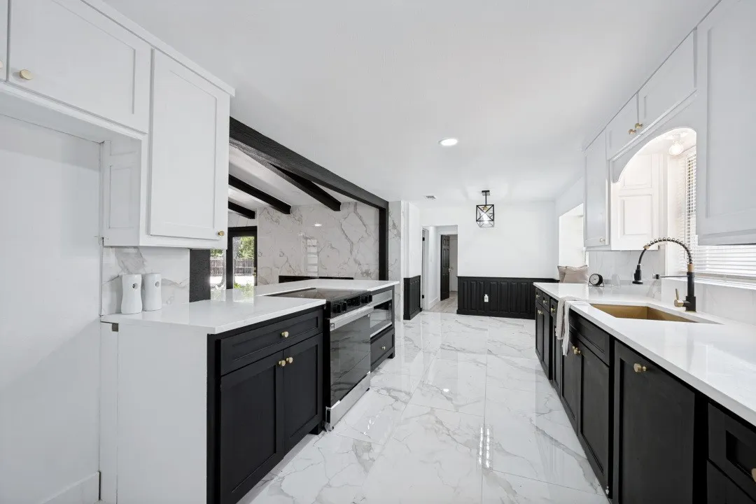 Single Family Residence For Sale in Tarrant County , 317 Cedar Creek Court, Fort Worth, Texas 76103, 4 Bedroom, 3 Bathroom, 2 Garage spaces, 2,355 Sqft, built in 1969, mls#21327212, Real Estate Agent in Fort Worth, Homes For Sale in Tarrant county, Homes For Sale in Fort Worth, Realtor in Fort Worth Texas, Real Estate Brokerage Independent Realty Texas, Luminita Cordes Realtor