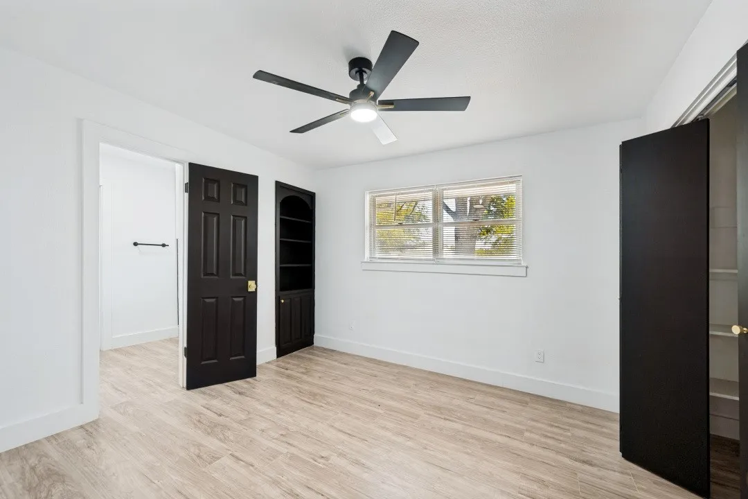 Single Family Residence For Sale in Tarrant County , 317 Cedar Creek Court, Fort Worth, Texas 76103, 4 Bedroom, 3 Bathroom, 2 Garage spaces, 2,355 Sqft, built in 1969, mls#21327212, Real Estate Agent in Fort Worth, Homes For Sale in Tarrant county, Homes For Sale in Fort Worth, Realtor in Fort Worth Texas, Real Estate Brokerage Independent Realty Texas, Luminita Cordes Realtor