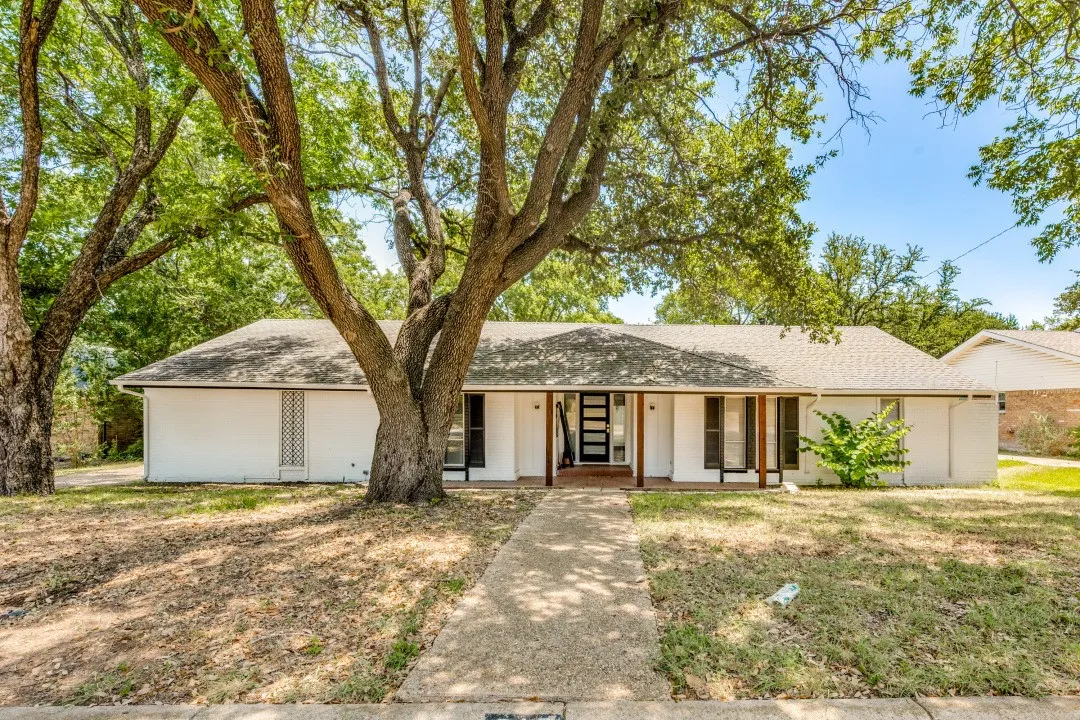 Single Family Residence For Sale in Tarrant County , 317 Cedar Creek Court, Fort Worth, Texas 76103, 4 Bedroom, 3 Bathroom, 2 Garage spaces, 2,355 Sqft, built in 1969, mls#21327212, Real Estate Agent in Fort Worth, Homes For Sale in Tarrant county, Homes For Sale in Fort Worth, Realtor in Fort Worth Texas, Real Estate Brokerage Independent Realty Texas, Luminita Cordes Realtor