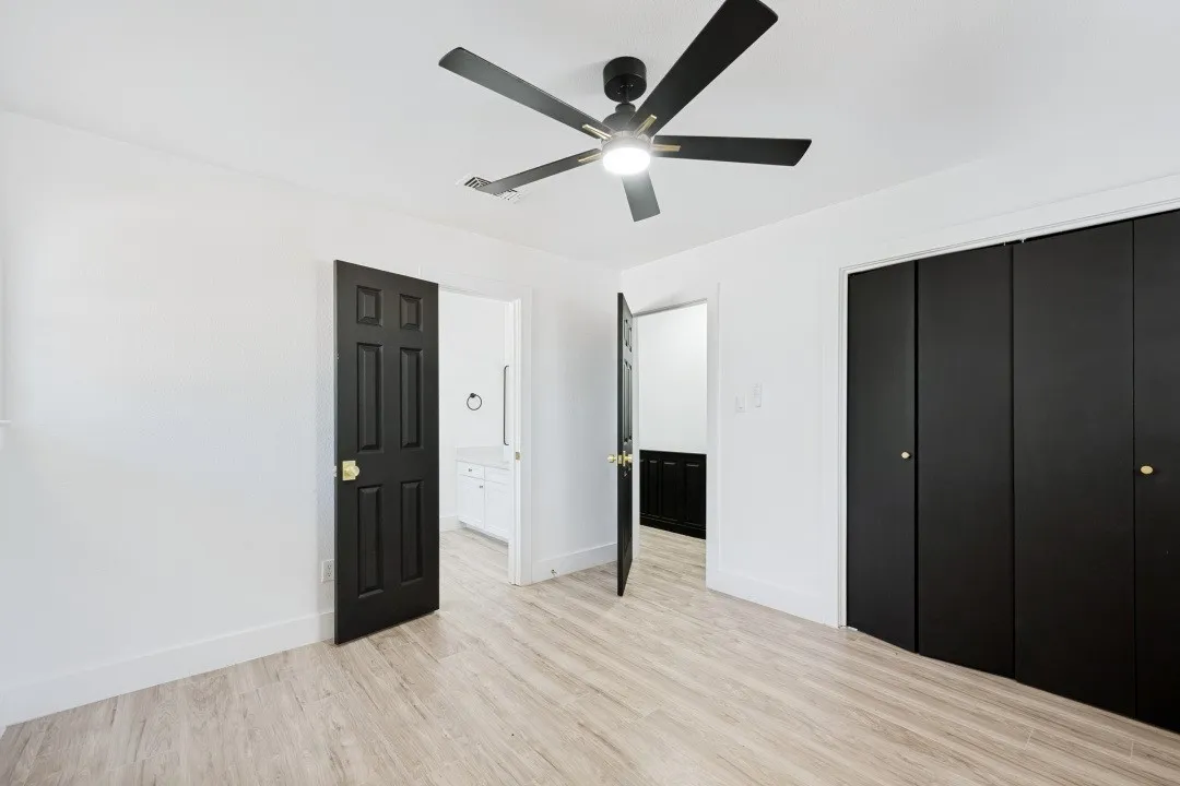Single Family Residence For Sale in Tarrant County , 317 Cedar Creek Court, Fort Worth, Texas 76103, 4 Bedroom, 3 Bathroom, 2 Garage spaces, 2,355 Sqft, built in 1969, mls#21327212, Real Estate Agent in Fort Worth, Homes For Sale in Tarrant county, Homes For Sale in Fort Worth, Realtor in Fort Worth Texas, Real Estate Brokerage Independent Realty Texas, Luminita Cordes Realtor