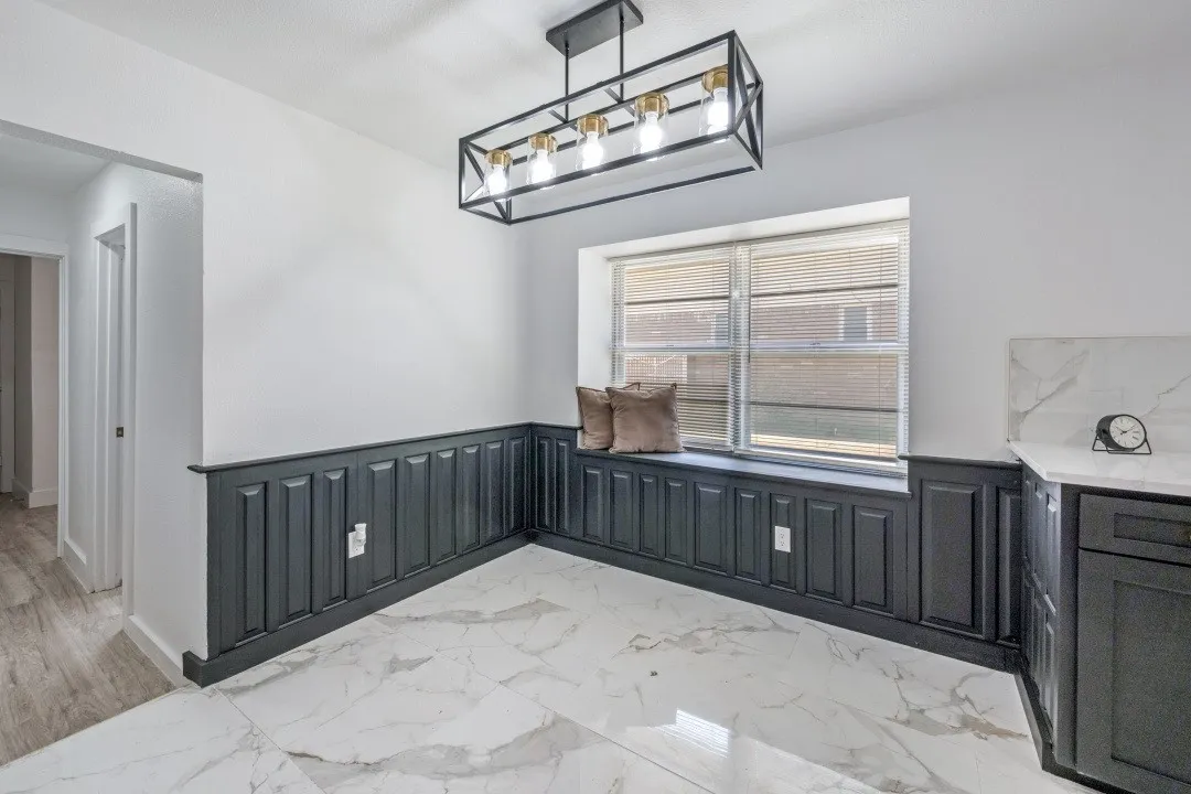 Single Family Residence For Sale in Tarrant County , 317 Cedar Creek Court, Fort Worth, Texas 76103, 4 Bedroom, 3 Bathroom, 2 Garage spaces, 2,355 Sqft, built in 1969, mls#21327212, Real Estate Agent in Fort Worth, Homes For Sale in Tarrant county, Homes For Sale in Fort Worth, Realtor in Fort Worth Texas, Real Estate Brokerage Independent Realty Texas, Luminita Cordes Realtor