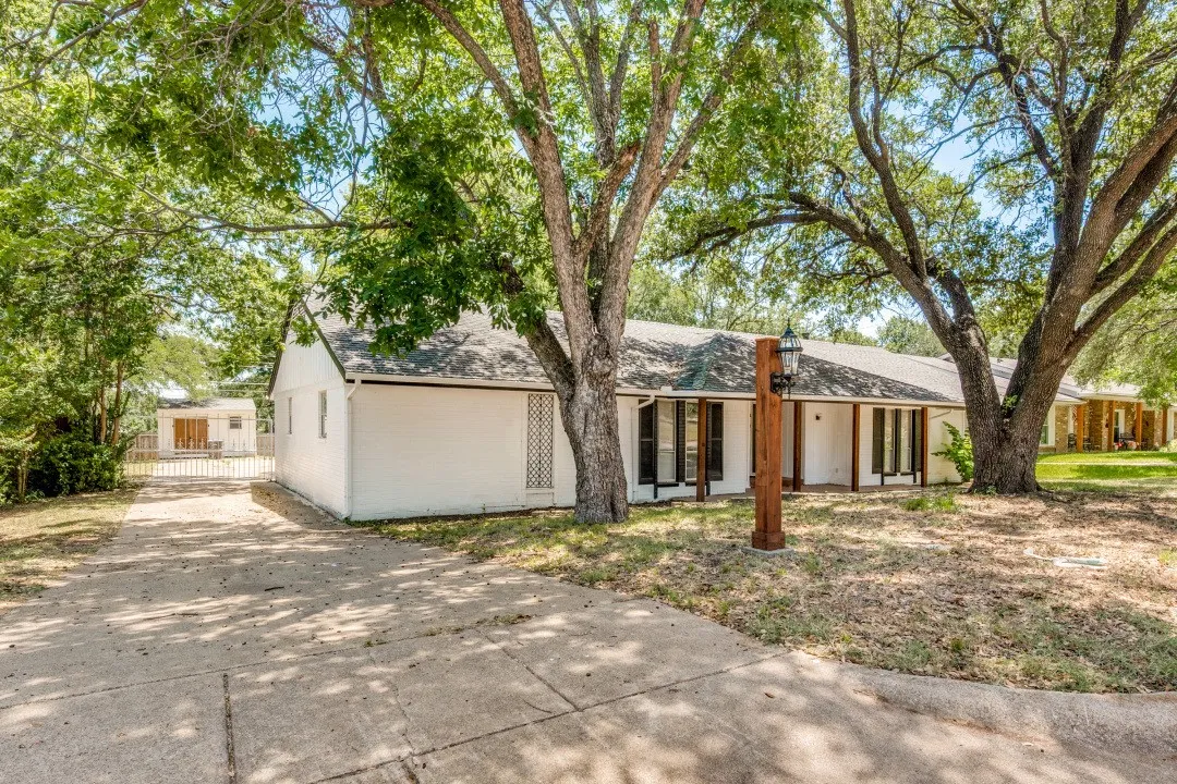Single Family Residence For Sale in Tarrant County , 317 Cedar Creek Court, Fort Worth, Texas 76103, 4 Bedroom, 3 Bathroom, 2 Garage spaces, 2,355 Sqft, built in 1969, mls#21327212, Real Estate Agent in Fort Worth, Homes For Sale in Tarrant county, Homes For Sale in Fort Worth, Realtor in Fort Worth Texas, Real Estate Brokerage Independent Realty Texas, Luminita Cordes Realtor