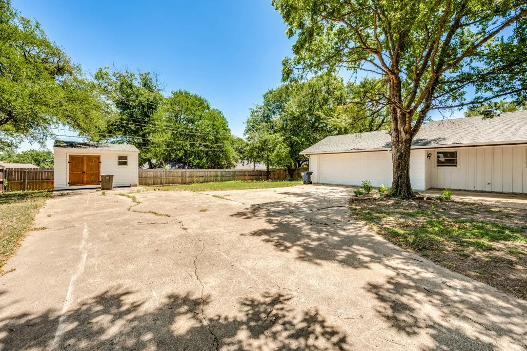 Single Family Residence For Sale in Tarrant County , 317 Cedar Creek Court, Fort Worth, Texas 76103, 4 Bedroom, 3 Bathroom, 2 Garage spaces, 2,355 Sqft, built in 1969, mls#21327212, Real Estate Agent in Fort Worth, Homes For Sale in Tarrant county, Homes For Sale in Fort Worth, Realtor in Fort Worth Texas, Real Estate Brokerage Independent Realty Texas, Luminita Cordes Realtor