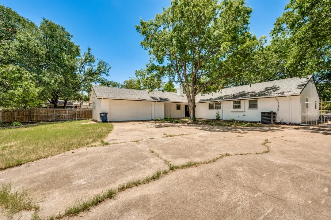 Single Family Residence For Sale in Tarrant County , 317 Cedar Creek Court, Fort Worth, Texas 76103, 4 Bedroom, 3 Bathroom, 2 Garage spaces, 2,355 Sqft, built in 1969, mls#21327212, Real Estate Agent in Fort Worth, Homes For Sale in Tarrant county, Homes For Sale in Fort Worth, Realtor in Fort Worth Texas, Real Estate Brokerage Independent Realty Texas, Luminita Cordes Realtor