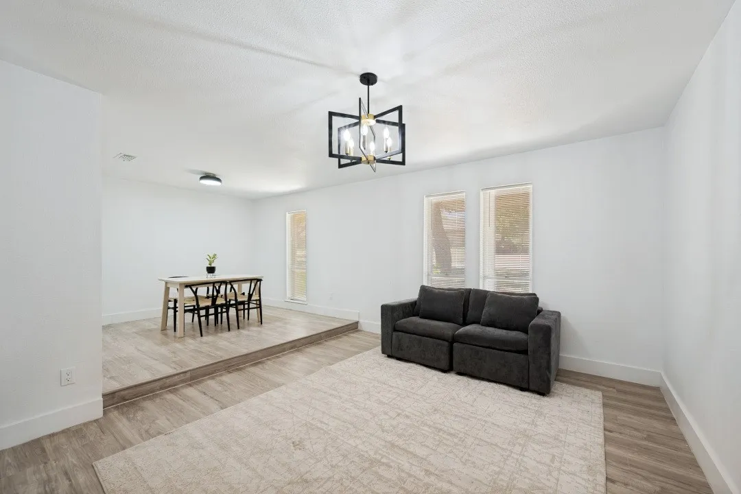 Single Family Residence For Sale in Tarrant County , 317 Cedar Creek Court, Fort Worth, Texas 76103, 4 Bedroom, 3 Bathroom, 2 Garage spaces, 2,355 Sqft, built in 1969, mls#21327212, Real Estate Agent in Fort Worth, Homes For Sale in Tarrant county, Homes For Sale in Fort Worth, Realtor in Fort Worth Texas, Real Estate Brokerage Independent Realty Texas, Luminita Cordes Realtor